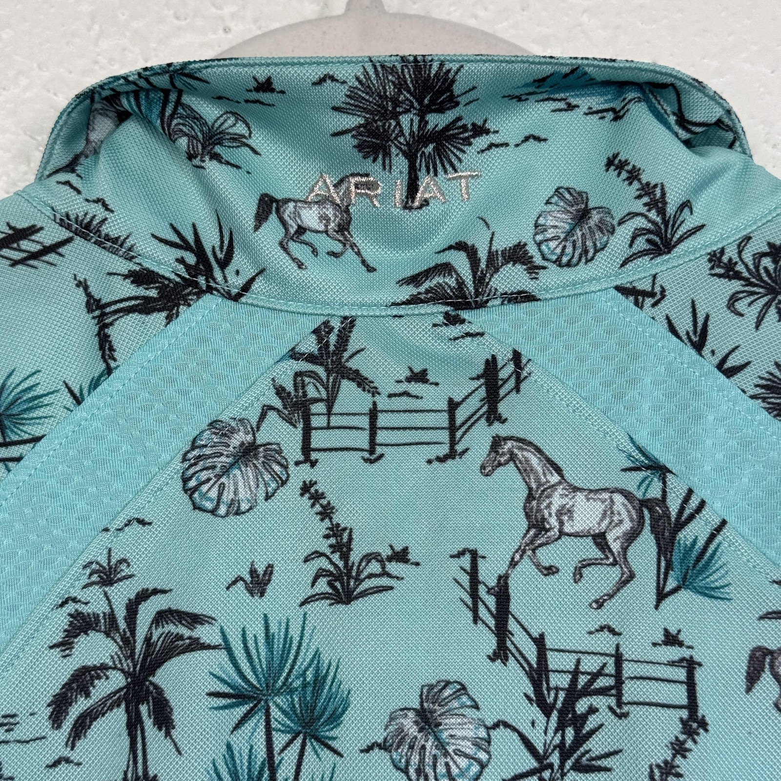 Ariat Sunstopper 2.0 Quarter Zip Shirt Women Medium Horse Tropical Western Print