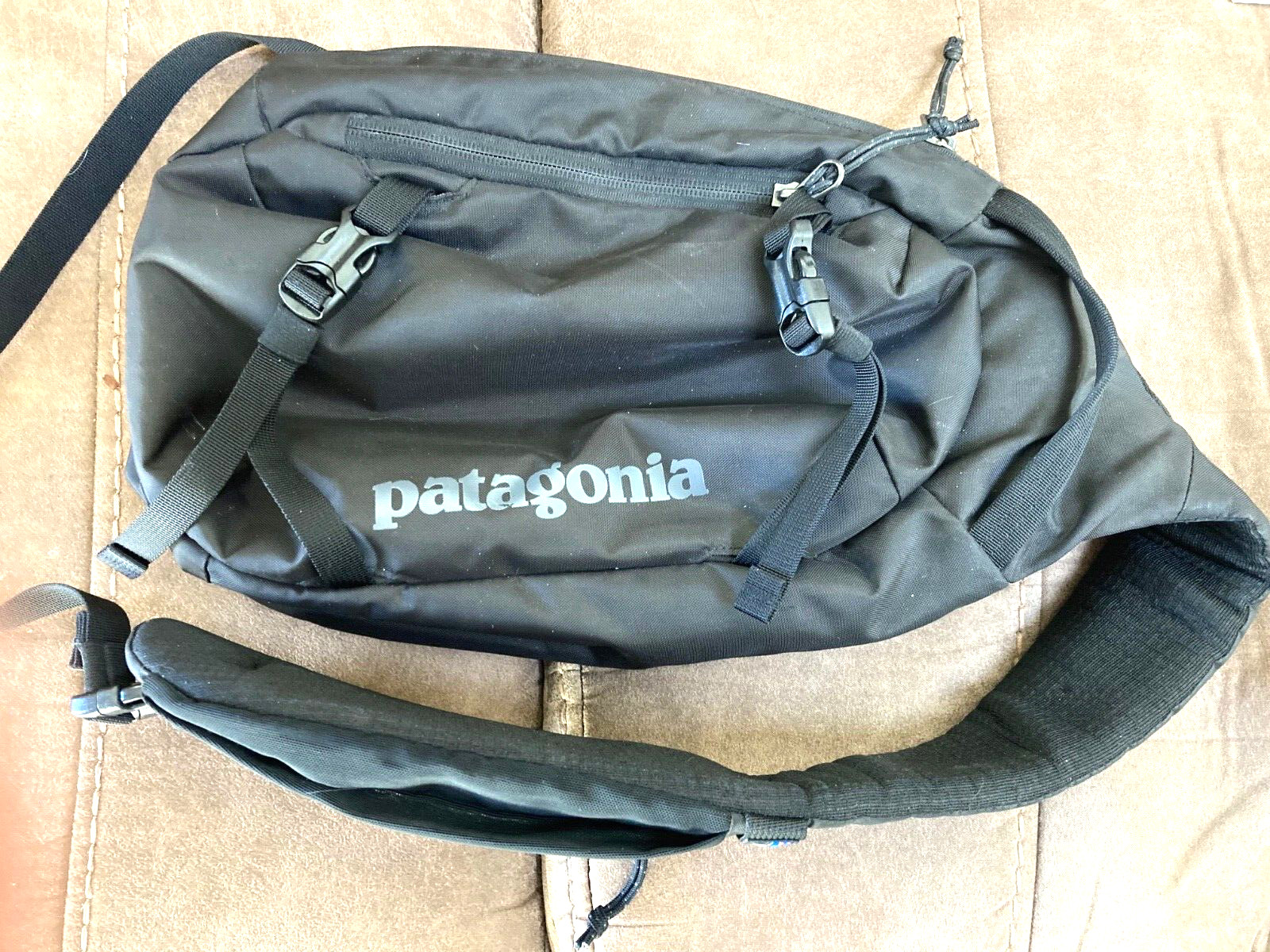 Patagonia – Atom 8L Bag / Black Sling Crossbody Backpack