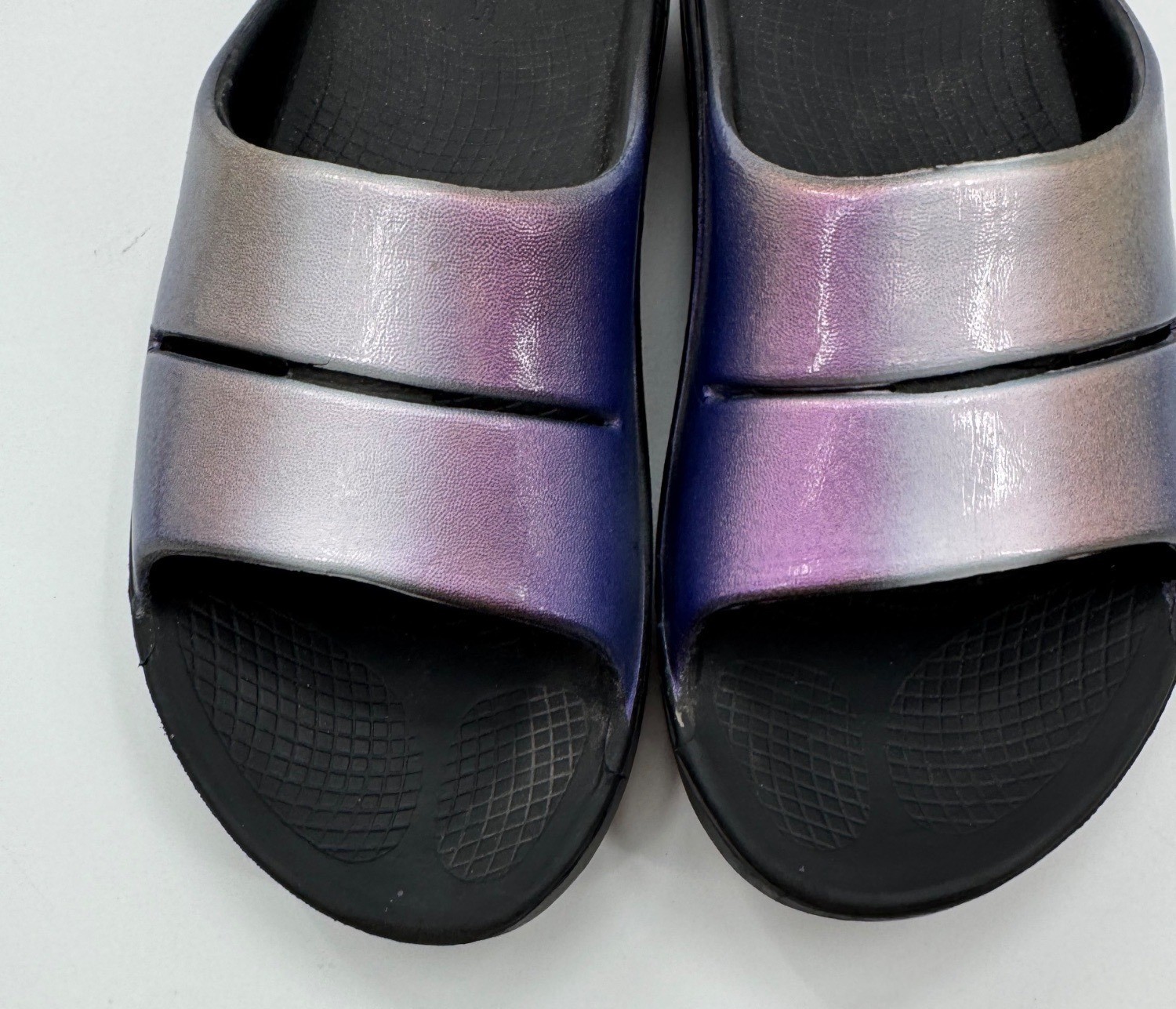 Oofos OOahh Luxe Iridescent Midnight Spectre Recovery Slides Size 9 EU 40