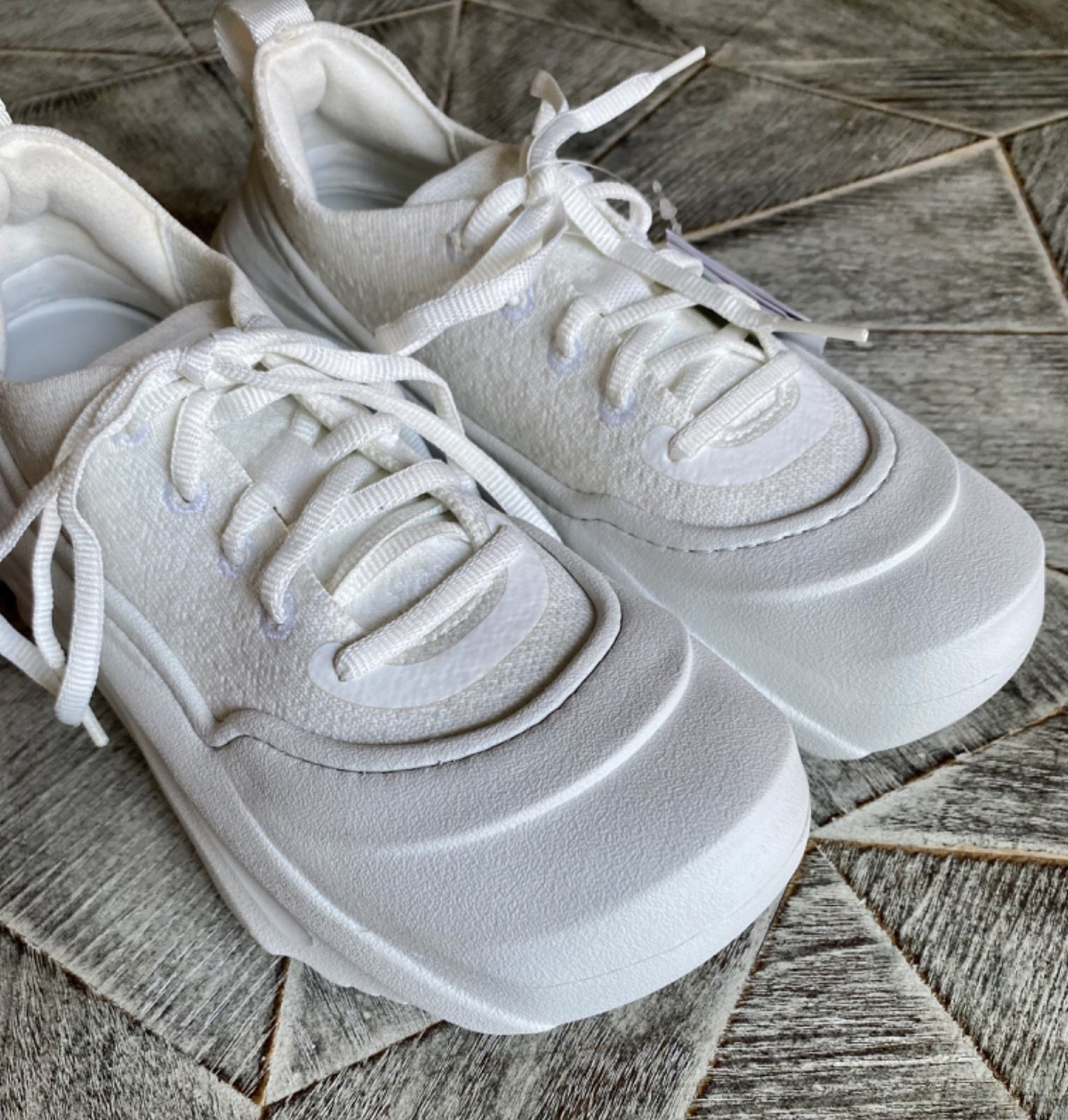 NEW! Size M4 / W6 – Crocs Echo Surge Moonlight White Sneakers FREE SHIPPING! NEW