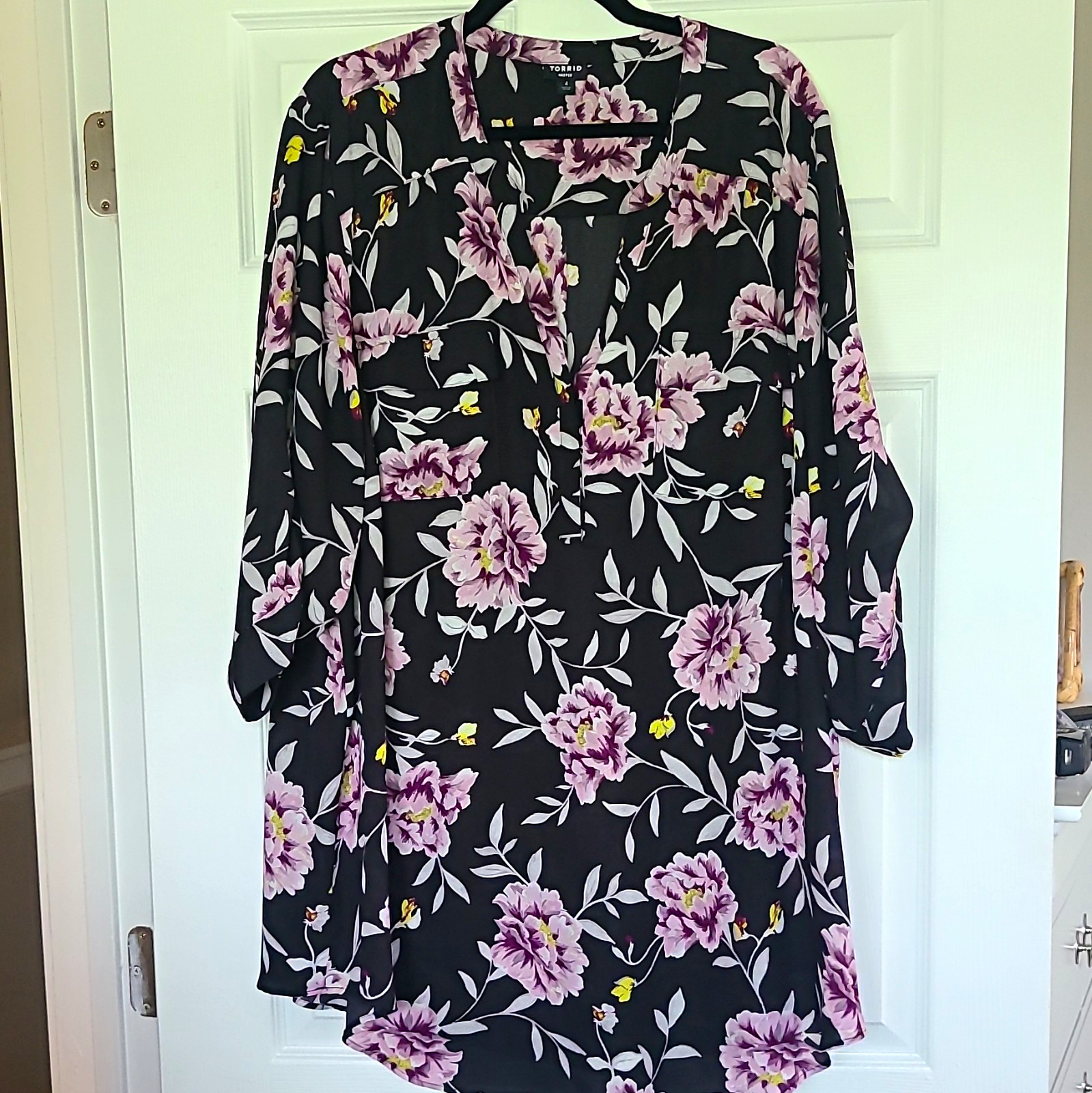Torrid Womens Plus Blouse 4 Black/Purple Floral Sheer Chiffon 3/4 Sleeve V-Neck