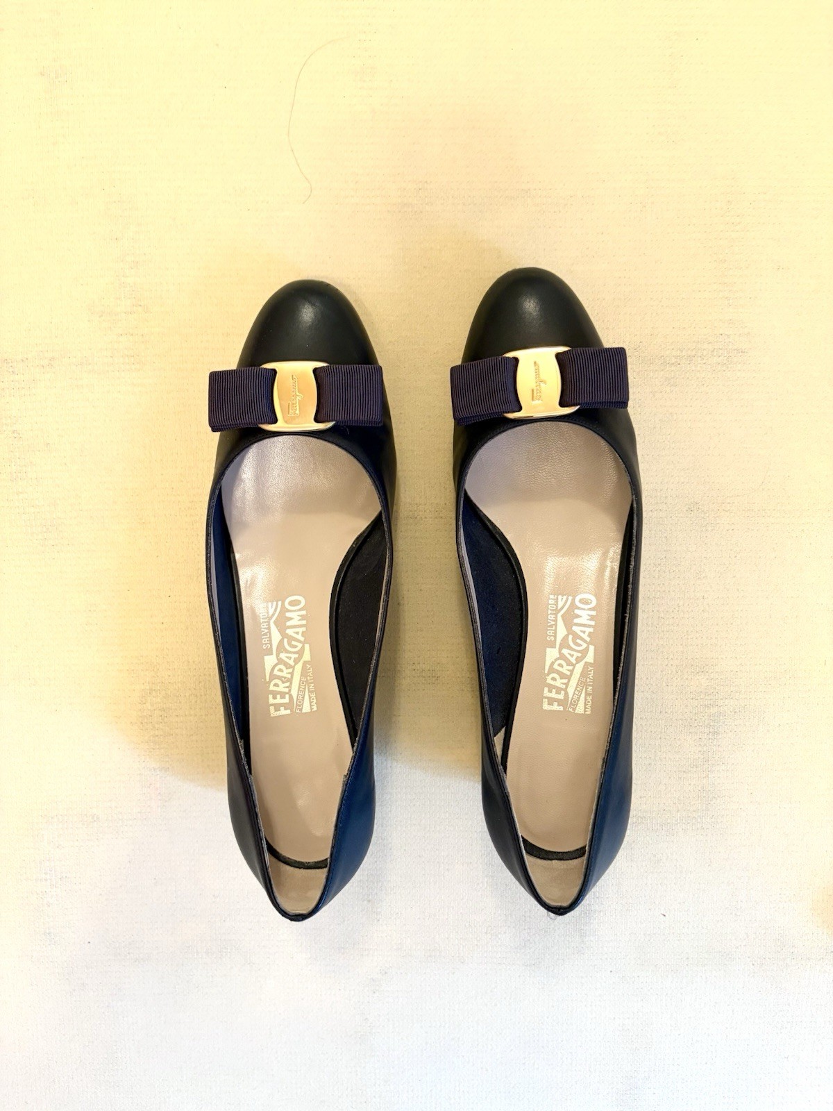 Salvatore Ferragamo Navy Leather Vara Bow Pump Heels Round Toe 8 Original Box