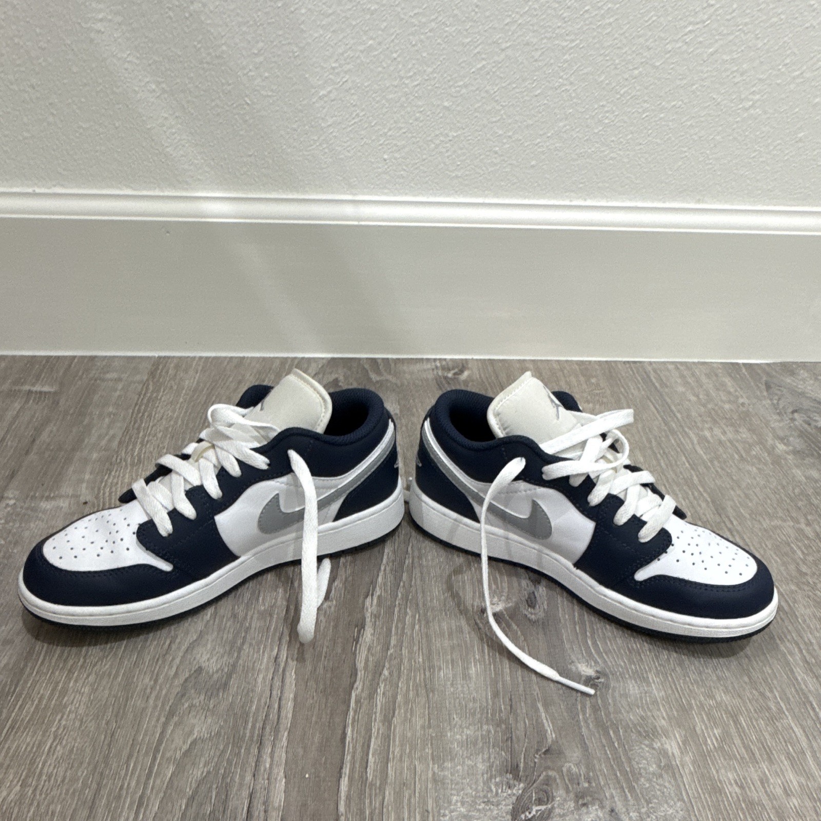Jordan Air Jordan 1 Low GS Navy/White Leather Sneakers US 3.5Y 553560-141