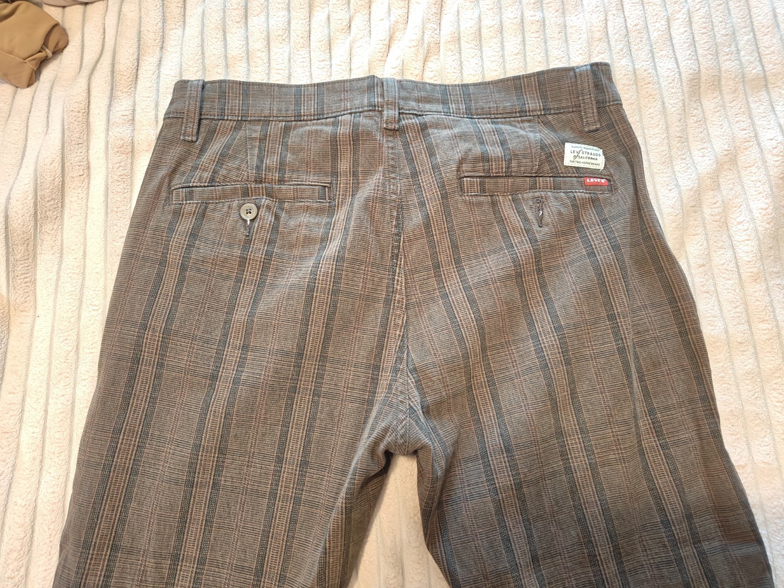 Mens Brown Plaid Patterned Levi’s Tapered Chinos EUC. Discontinued!! 32×34