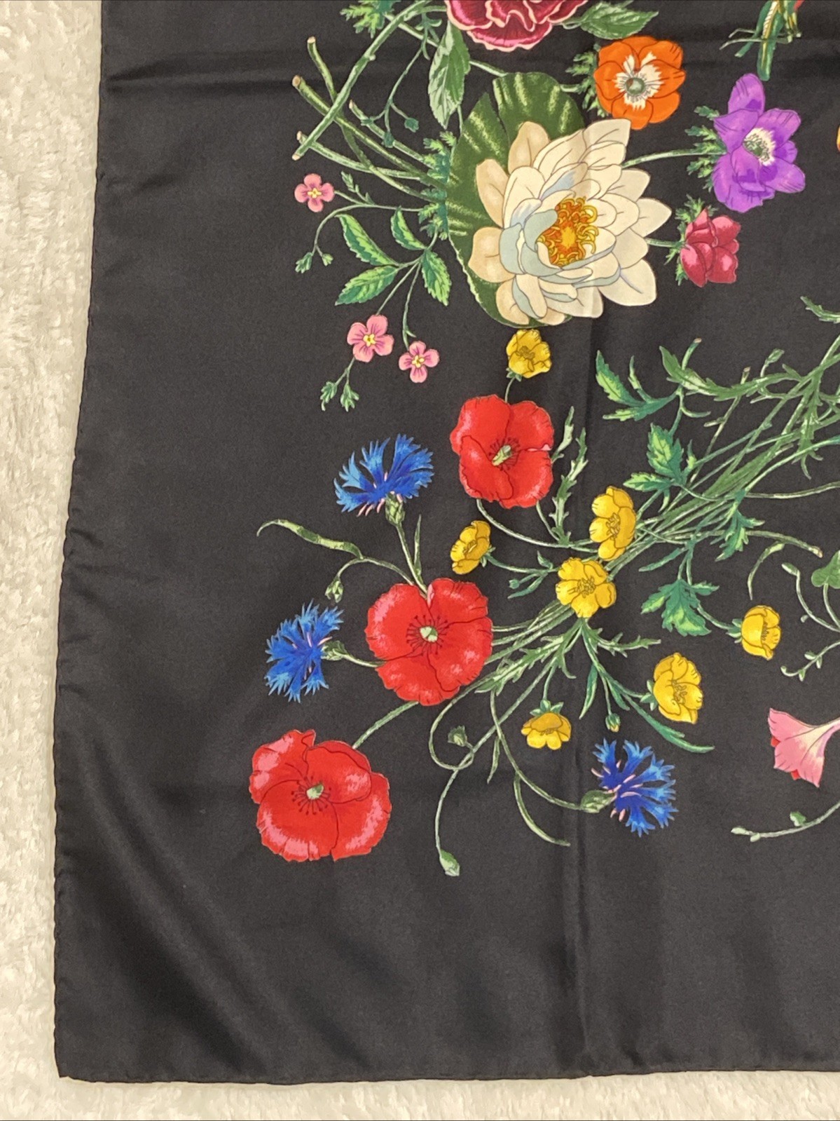 GUCCI Flora Silk Scarf 33in Flower Botanical Pattern Classic Luxury Italy