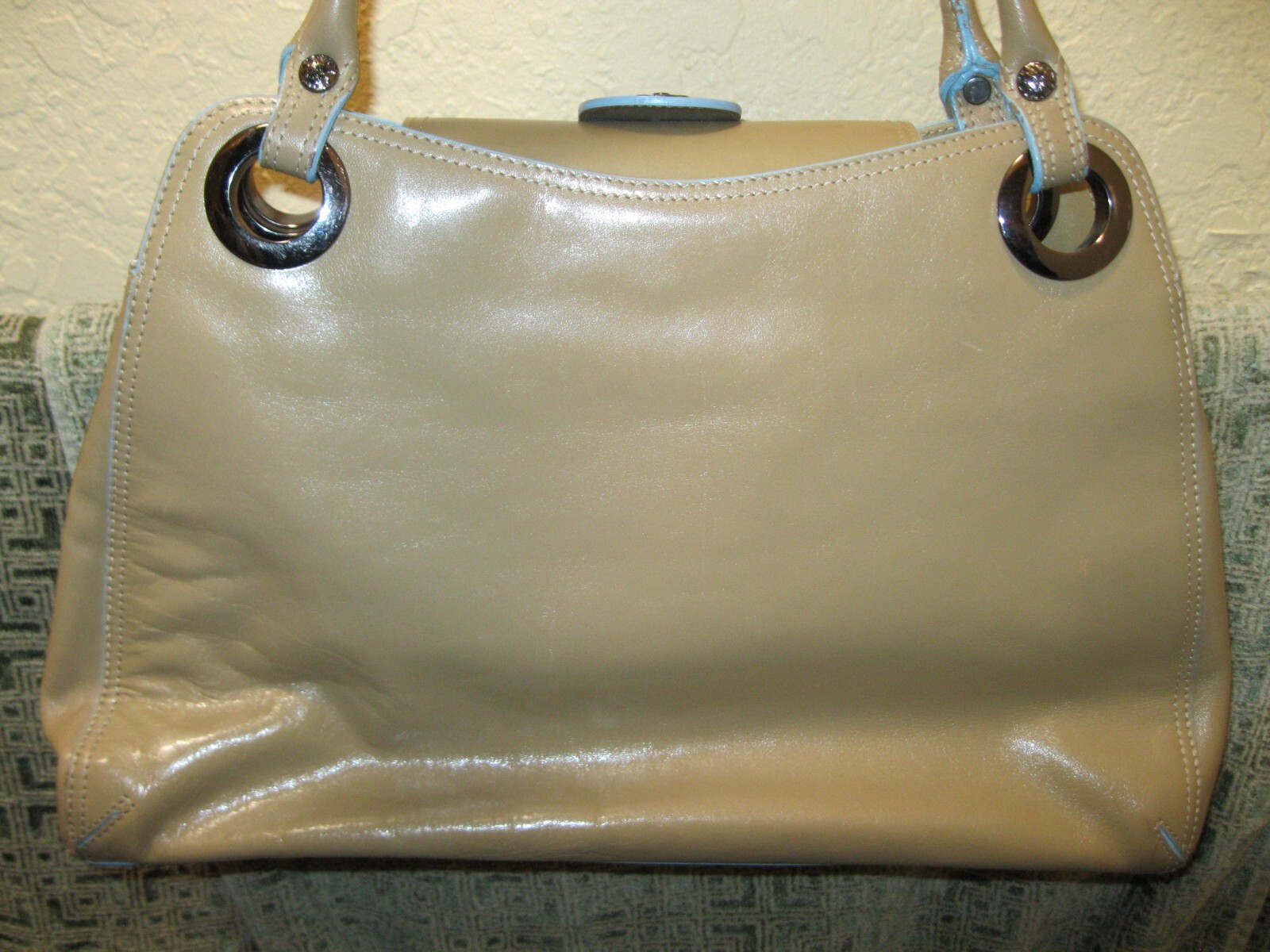 ANNE KLEIN TAN LEATHER HANDBAG, NEW, W/ 2 ZIPPERED POCKETS & LT. BLUE TRIM