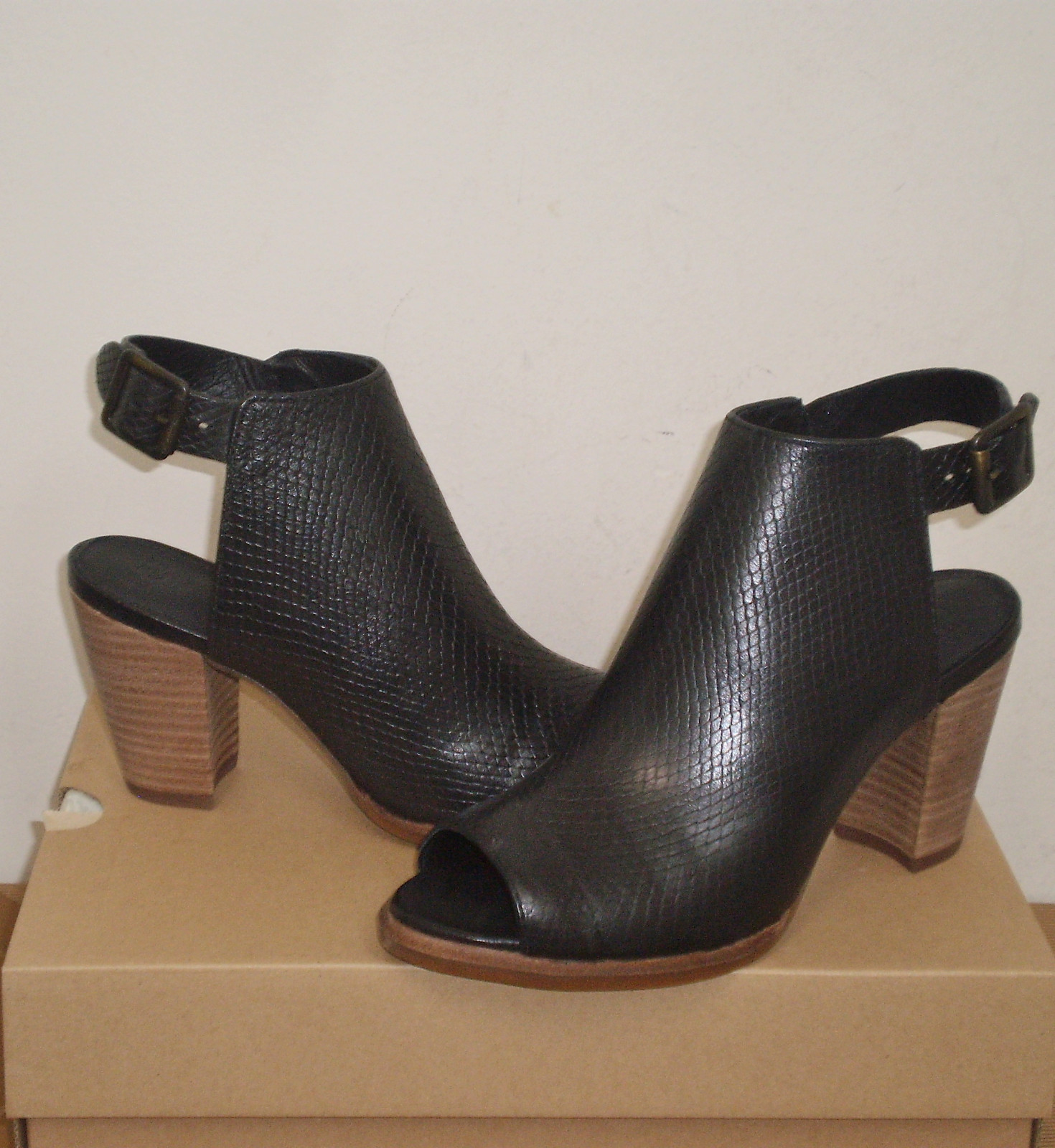 UGG AUDREY EXOTIC Peep Toe Sandals BLACK Embossed Leather 9.5US NWB $160 MSRP