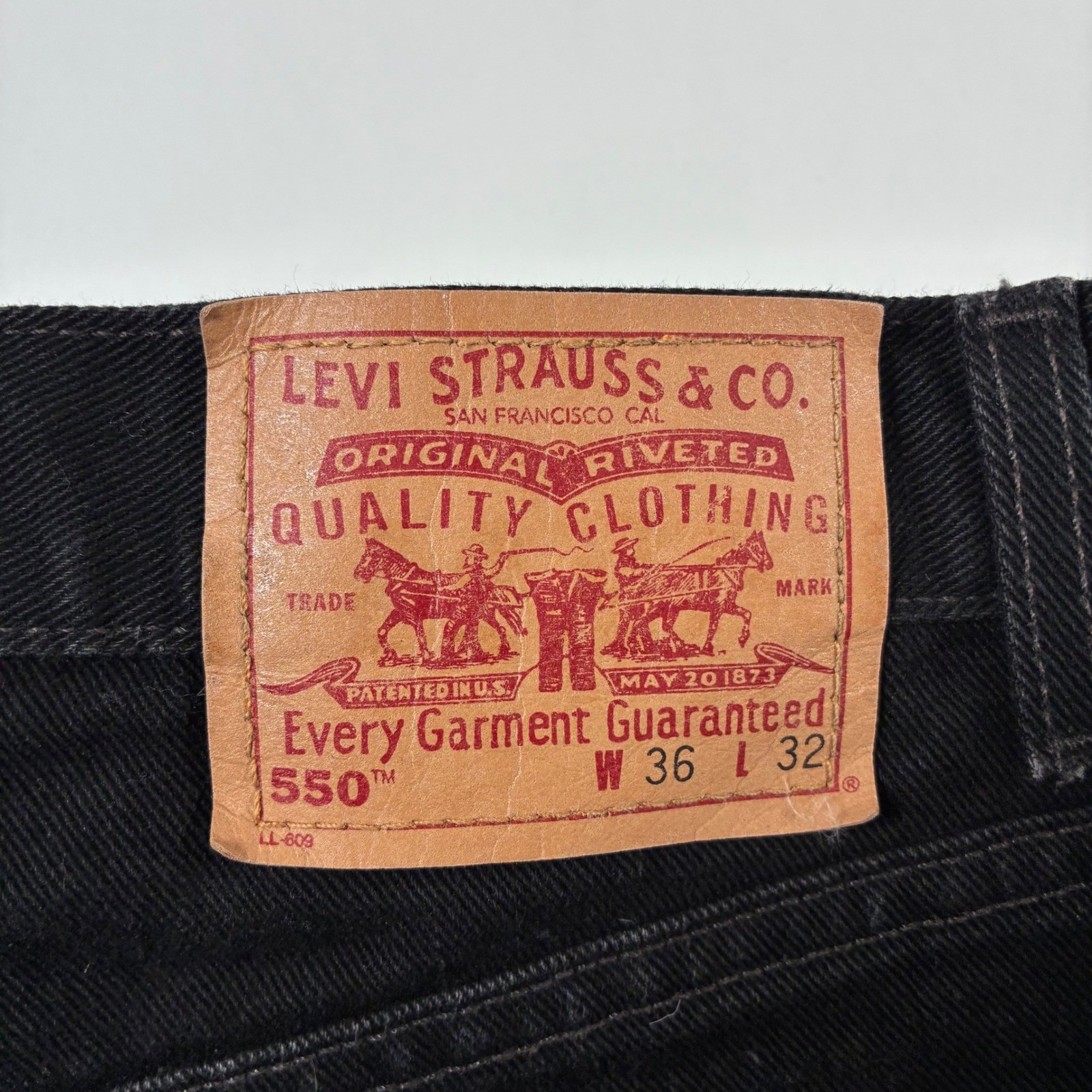 Vintage 2001 Levi’s 550 Relaxed Jeans 34×32 Black Made in USA Y2K (Tag 36×32)