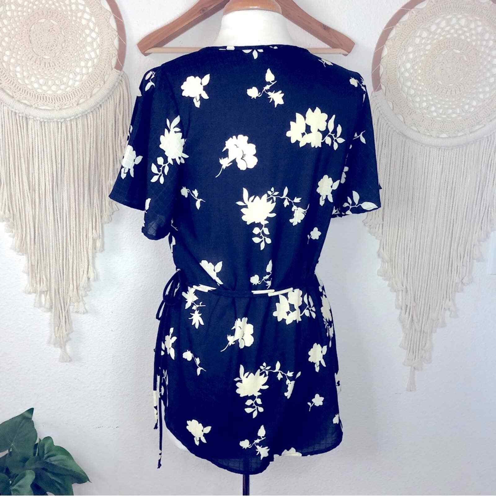 White birch navy blue and white floral print wrap blouse small