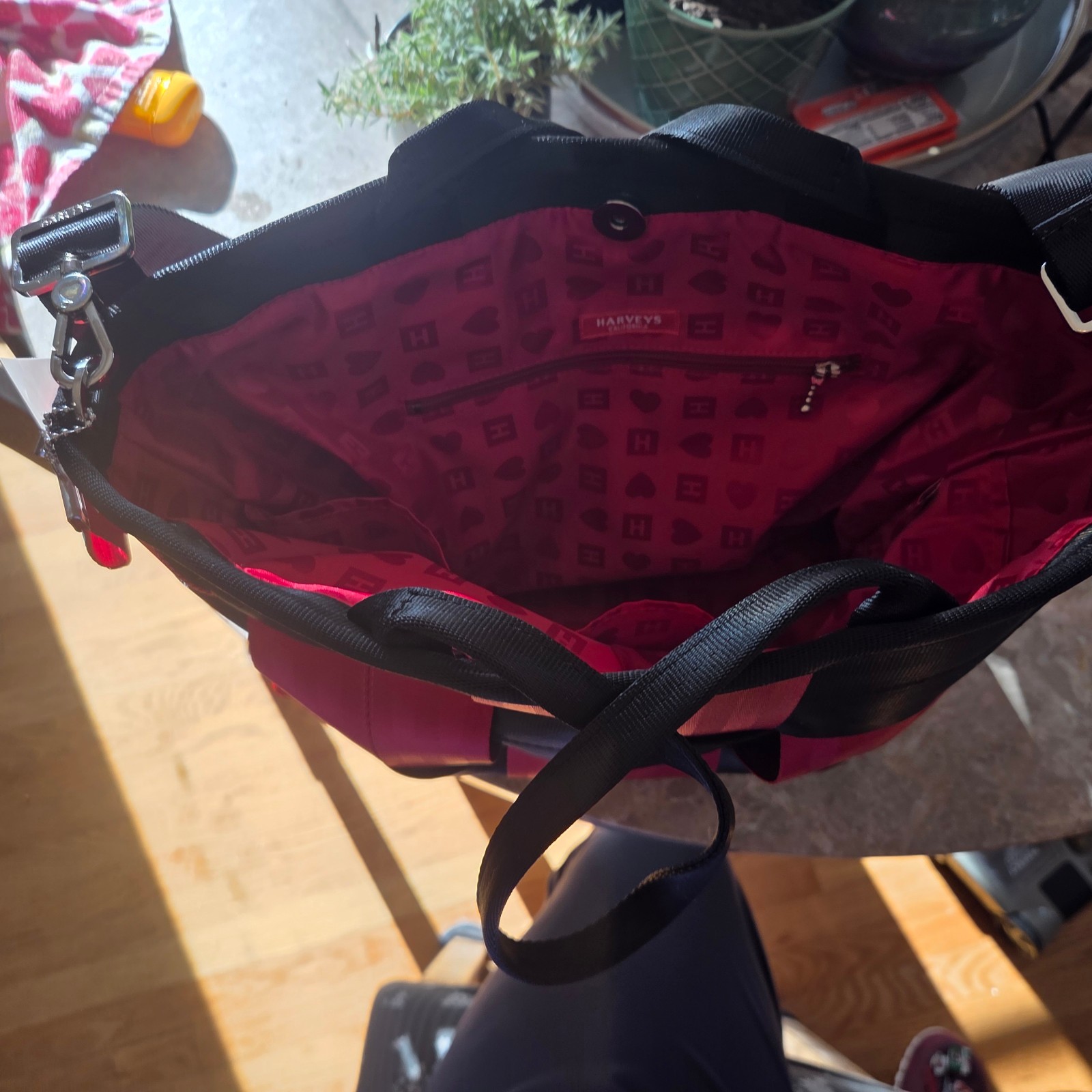 Harvey’s Seatbelt Bag “Red N Black” Medium Audrey Tote RARE With Bow Key Charm!