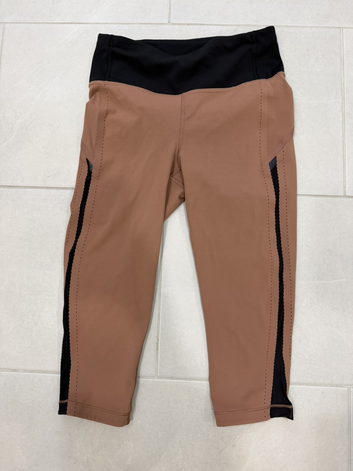 Lululemon Smooth Stride Leggings Cropped Women’s 4 Eyelet Detail Zipper Pocket