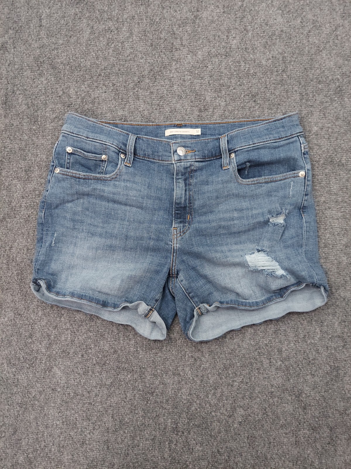 Levis Shorts Womens 32 Mid Length Blue Stretch 4″ inseam Medium Wash Distressed