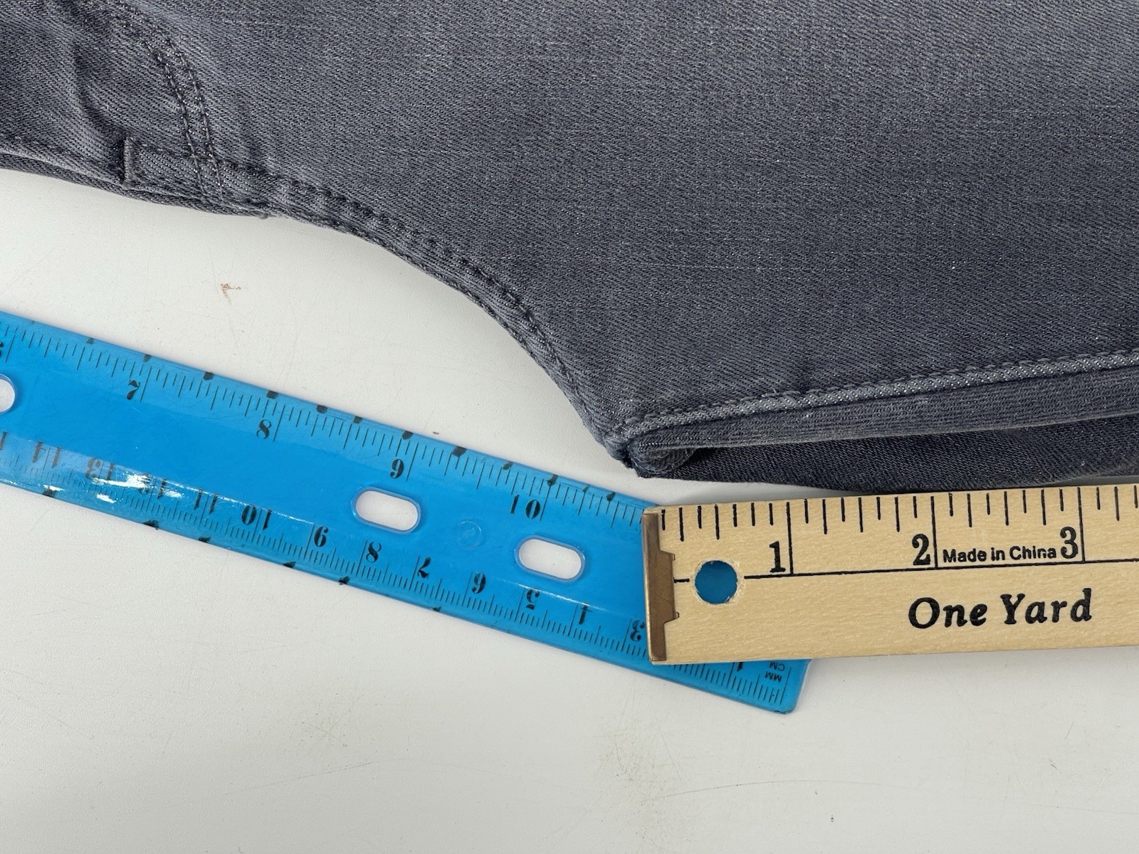 Levis Classic Straight Leg Stretch Jeans Women Size 31 Mid Rise Gray Denim