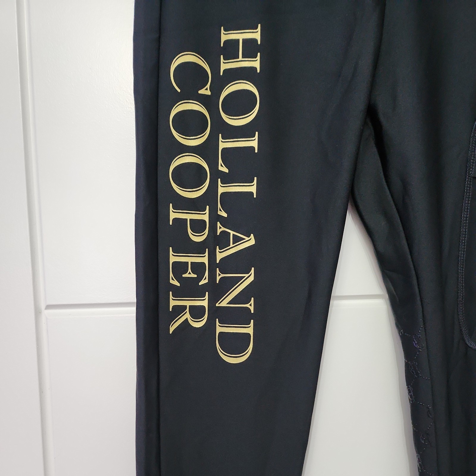 HOLLAND COOPER SPORT LEGGING IN BLACK/GOLD. UK MEDIUM.