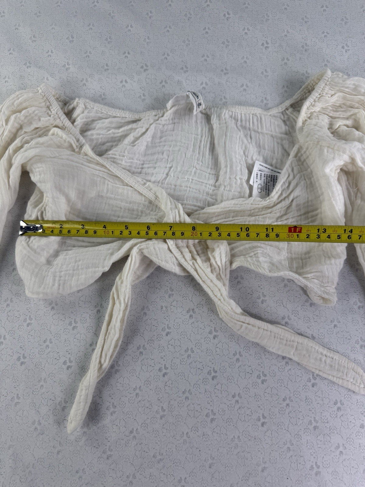 ABERCROMBIE & FITCH Gauze White Cropped Top Long Sleeve Tie Front Blouse Sz M