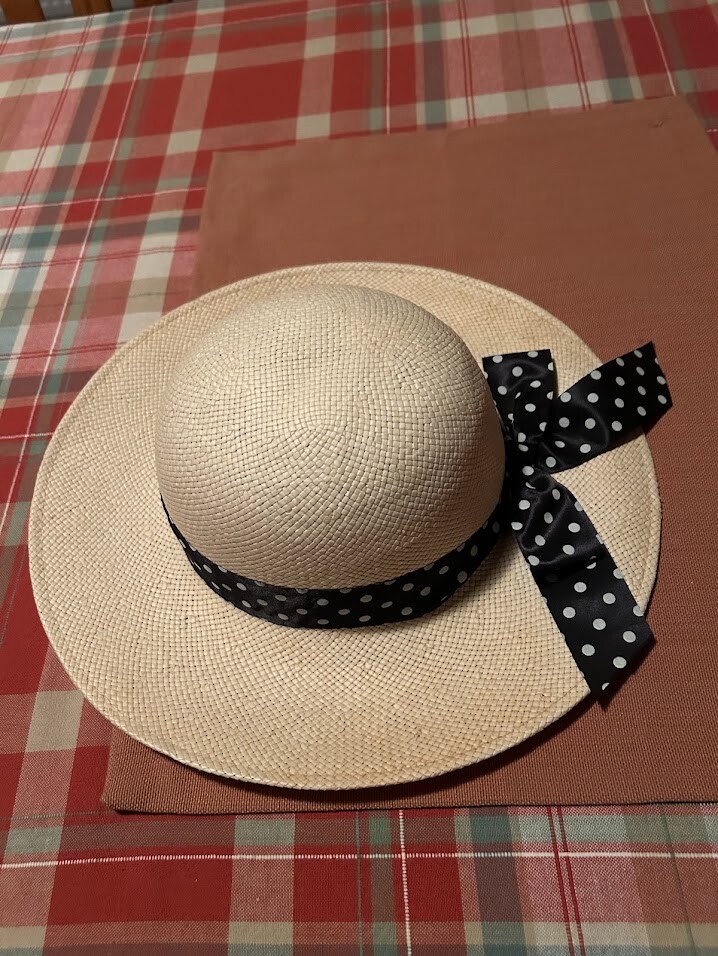 Simple elegant straw hat – tightly woven, natural in color. round crown top