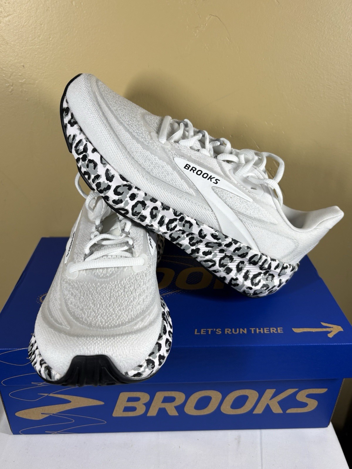 Brooks Revel 9 Shoes White/Ultimate Grey/Blk Leopard 1204891B132 NIB Size 8.5W