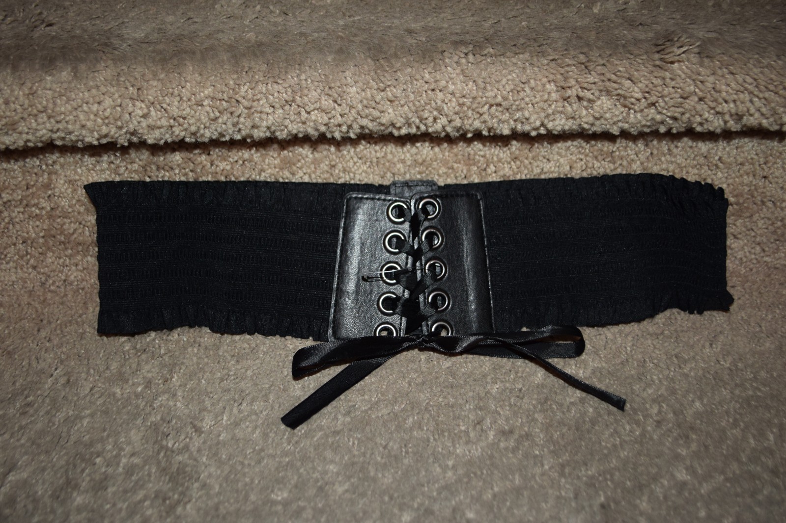 Size L/XL Black Ruffle Edges Elastic Lace Up Snap Close Corset Belt