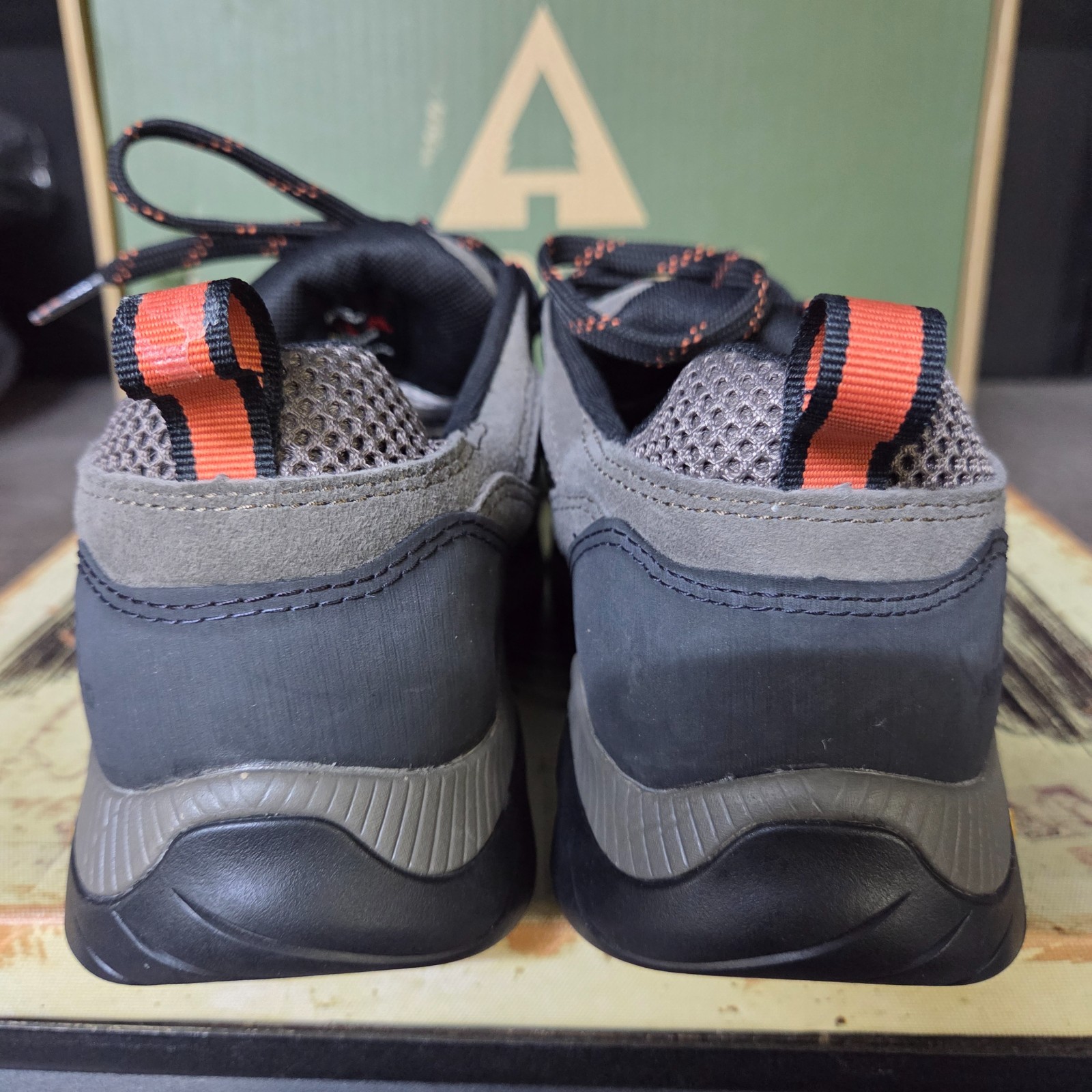 Size 9.5 Ascend Mojave Low Hiking Men’s Shoes Waterproof Vibram Charcoal-Olive