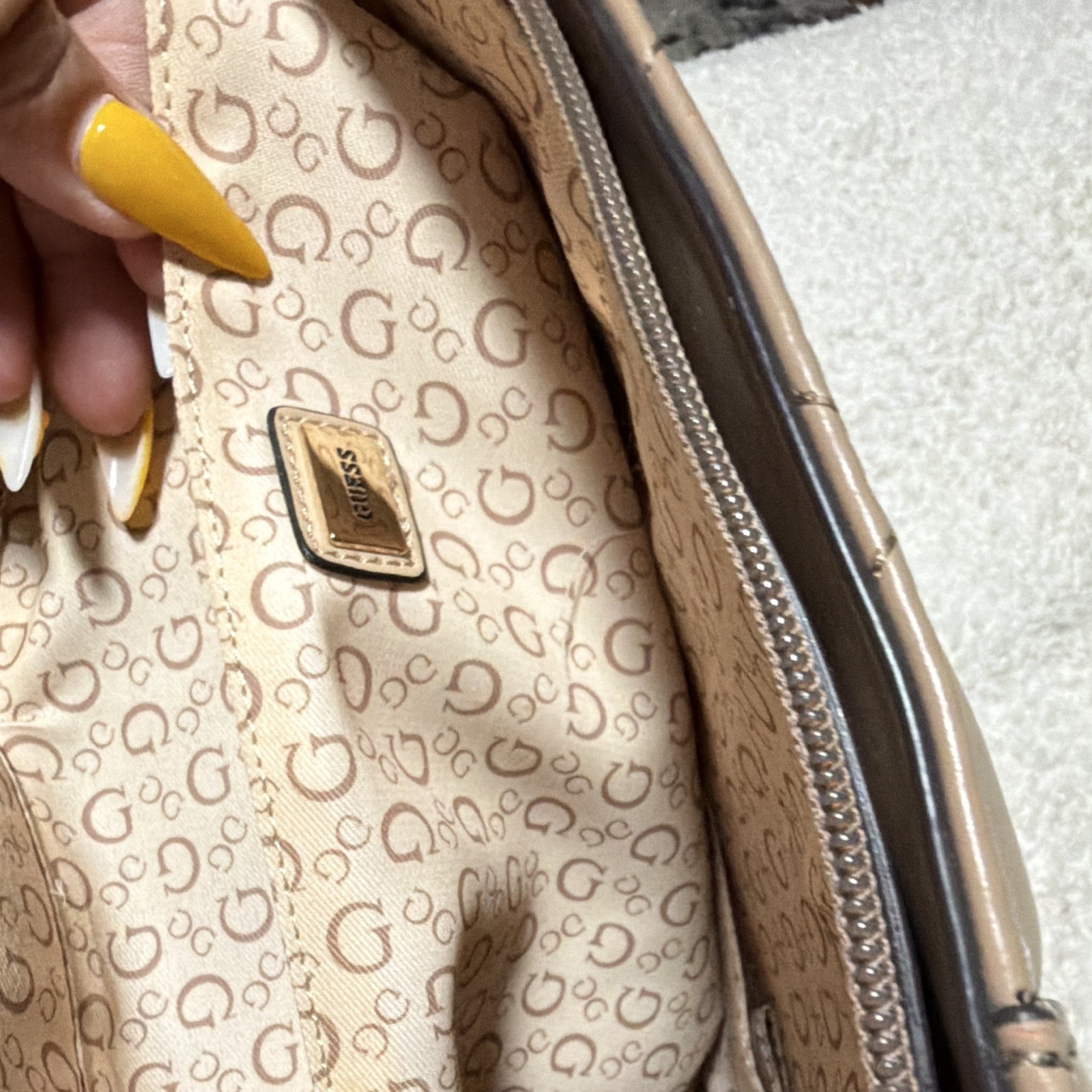 GUESS Quilted Beige Shoulder Bag Gold Chain Strap Zip Top Lined Pockets