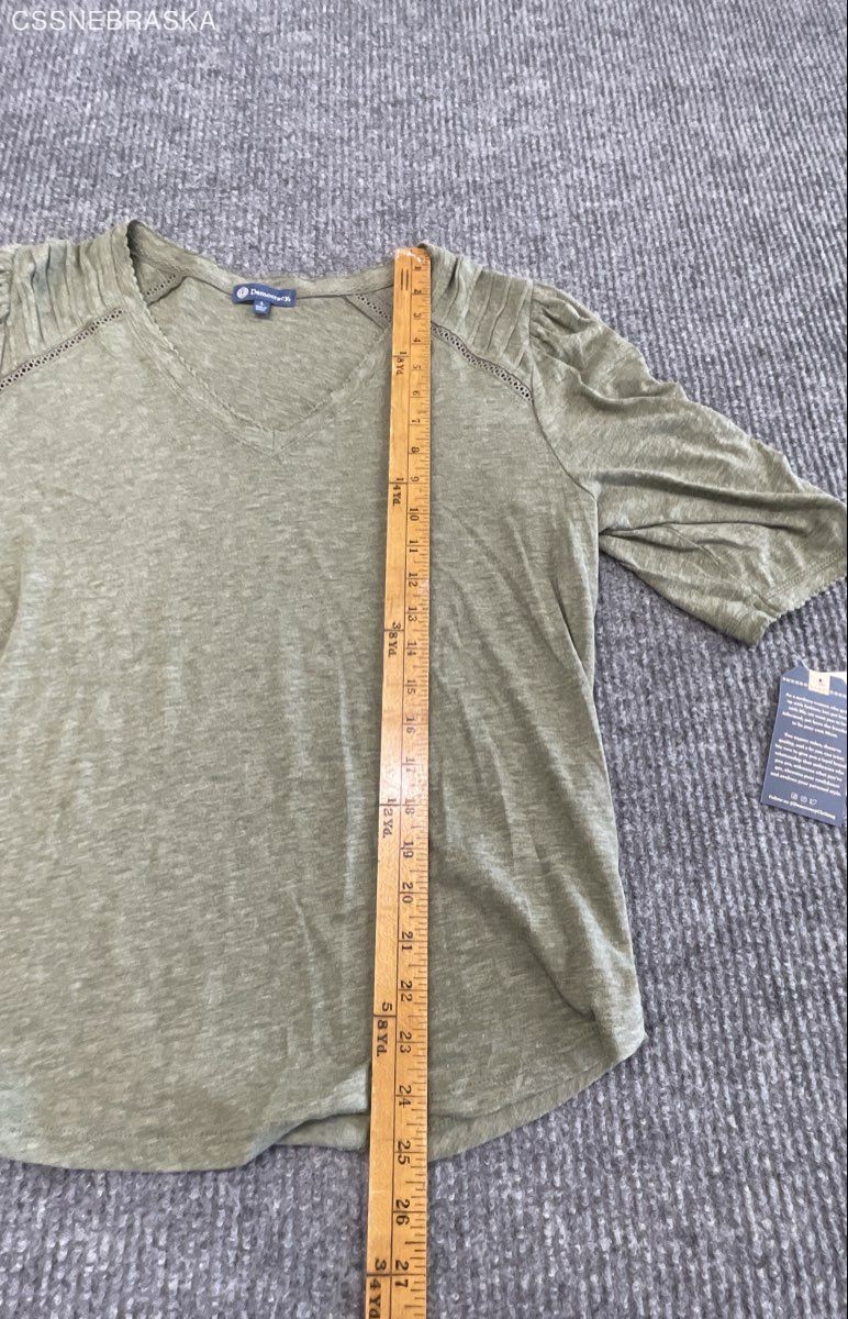Democracy Women’s Olive Green V-Neck Pleated Shoulder Eyelet Slub Top Sz L NWT