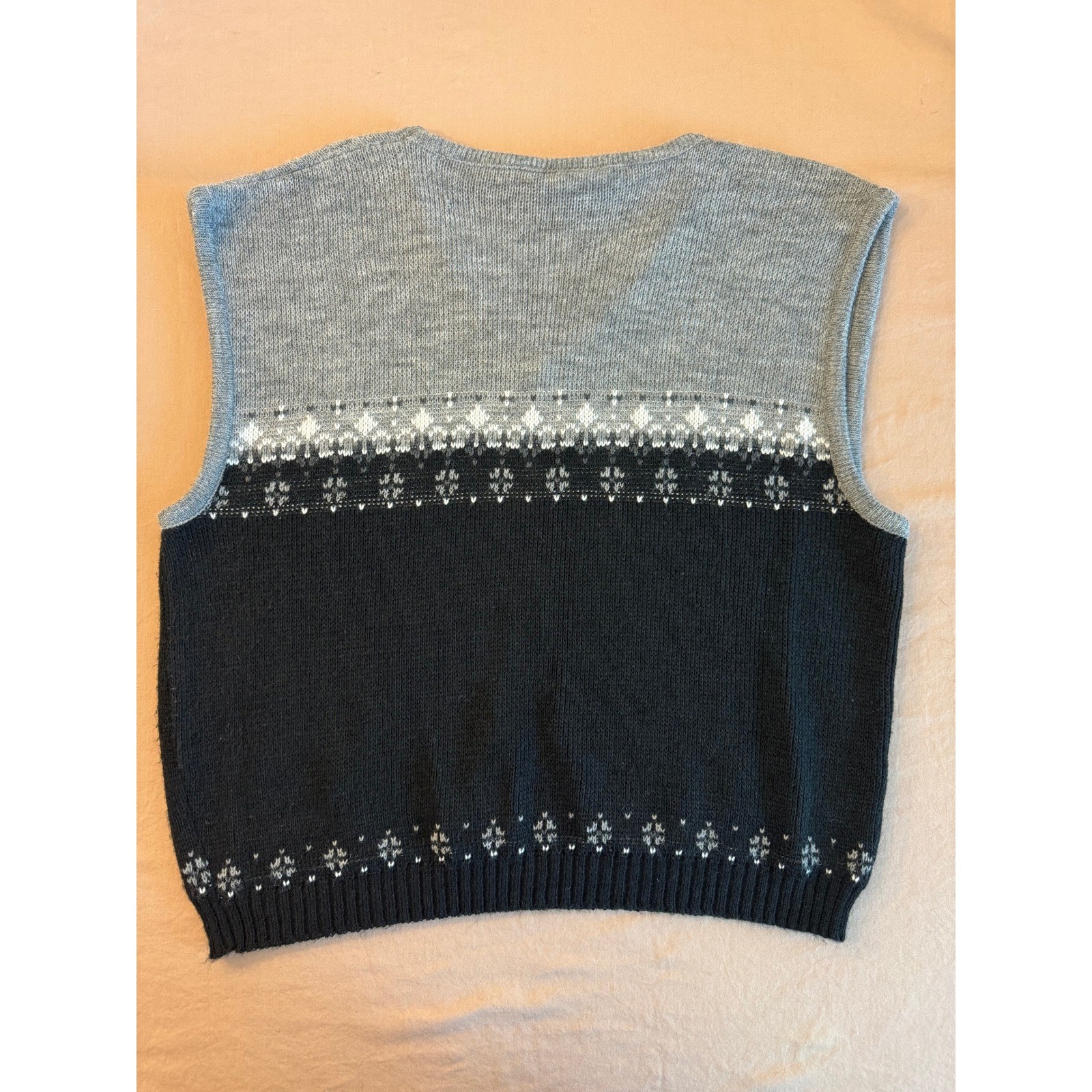 Vintage Mens Fair Isle V Neck Sweater Vest Gray Black Preppy Argyle Holiday Knit