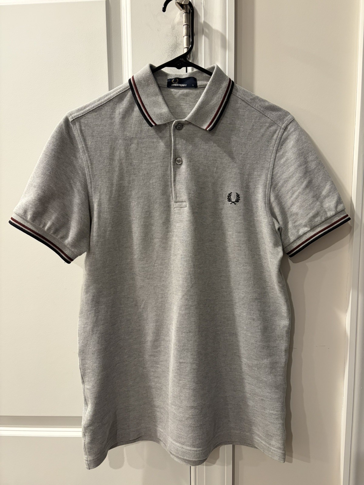 Fred Perry Polo shirt M3600 Light Gray with Burgundy & Black tips Men Size Small