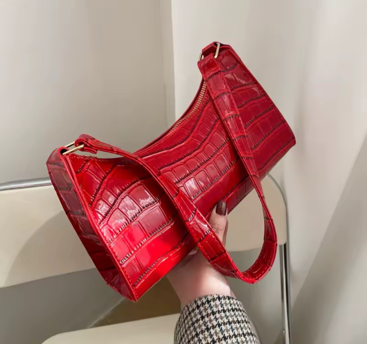 Red Crocodile Embossed Shoulder Bag Zip Closure Gold Hardware Women’s