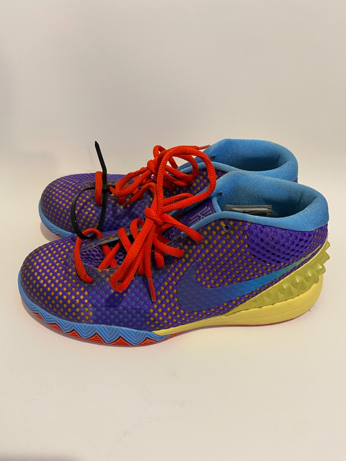(Size 5y) Nike Kyrie 1 GS Basketball Shoes FREE SHIPPING