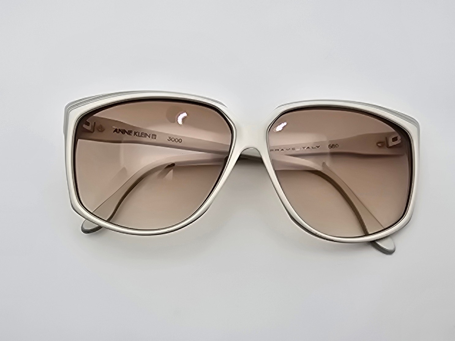 Anne Klein 3000 680 White Frame Light Brown Gradient Lens Sunglasses w Case Itay