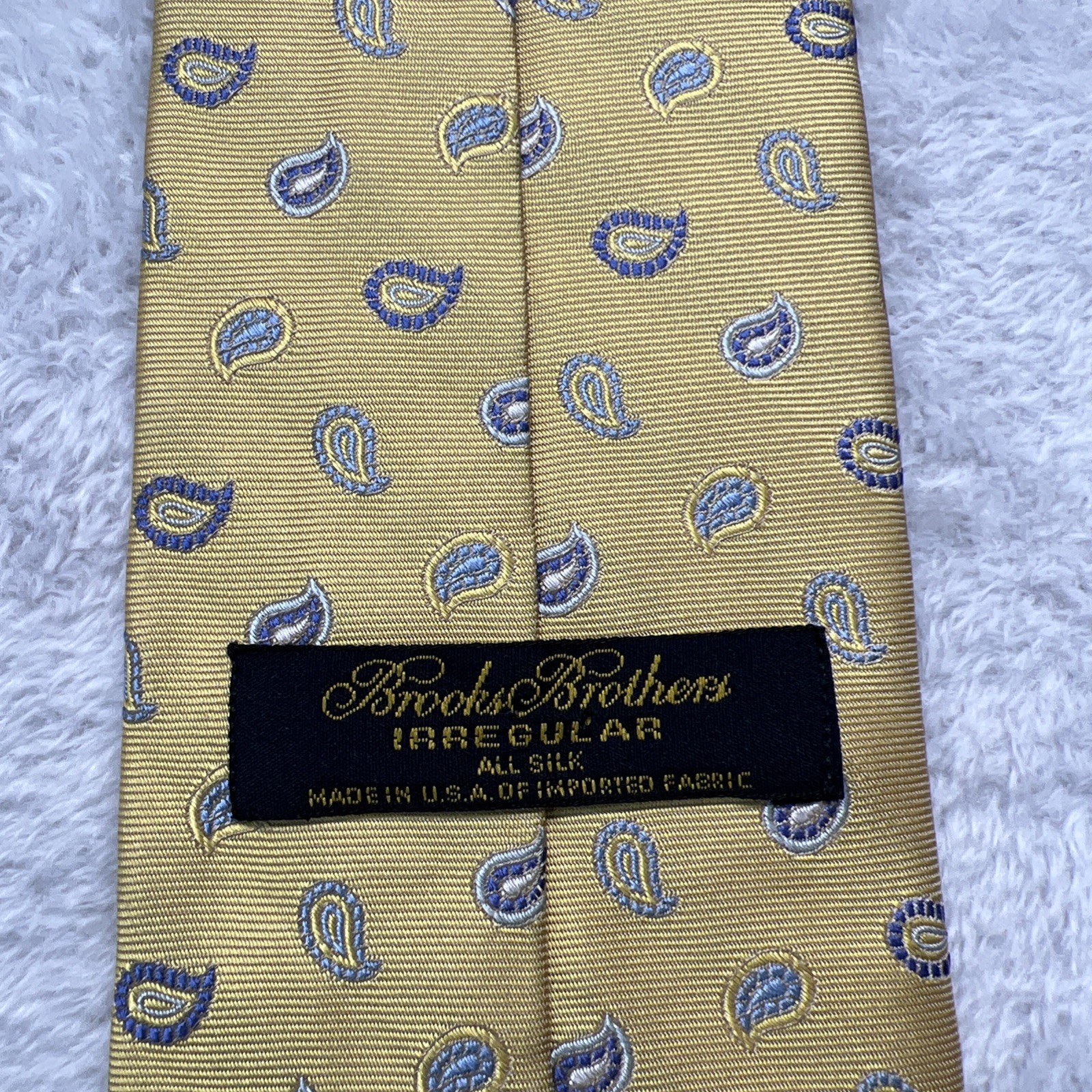 Brooks Brothers Irregular Gold Paisley Mens Necktie 3.25×58.5” Silk Made In USA