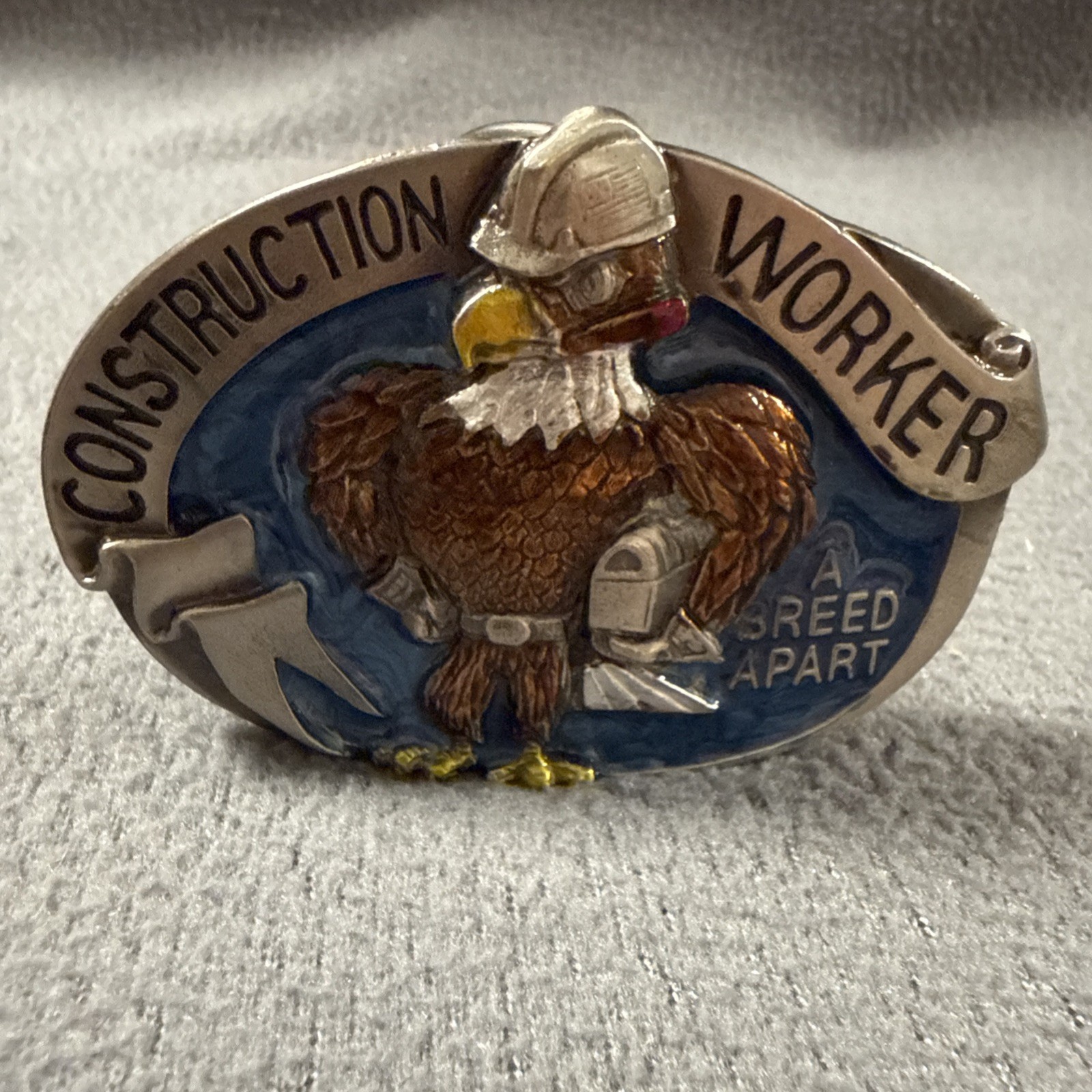 RE11160 *NOS* VINTAGE 1988 CONSTRUCTION WORKER COMMEMORATIVE BELT BUCKLE