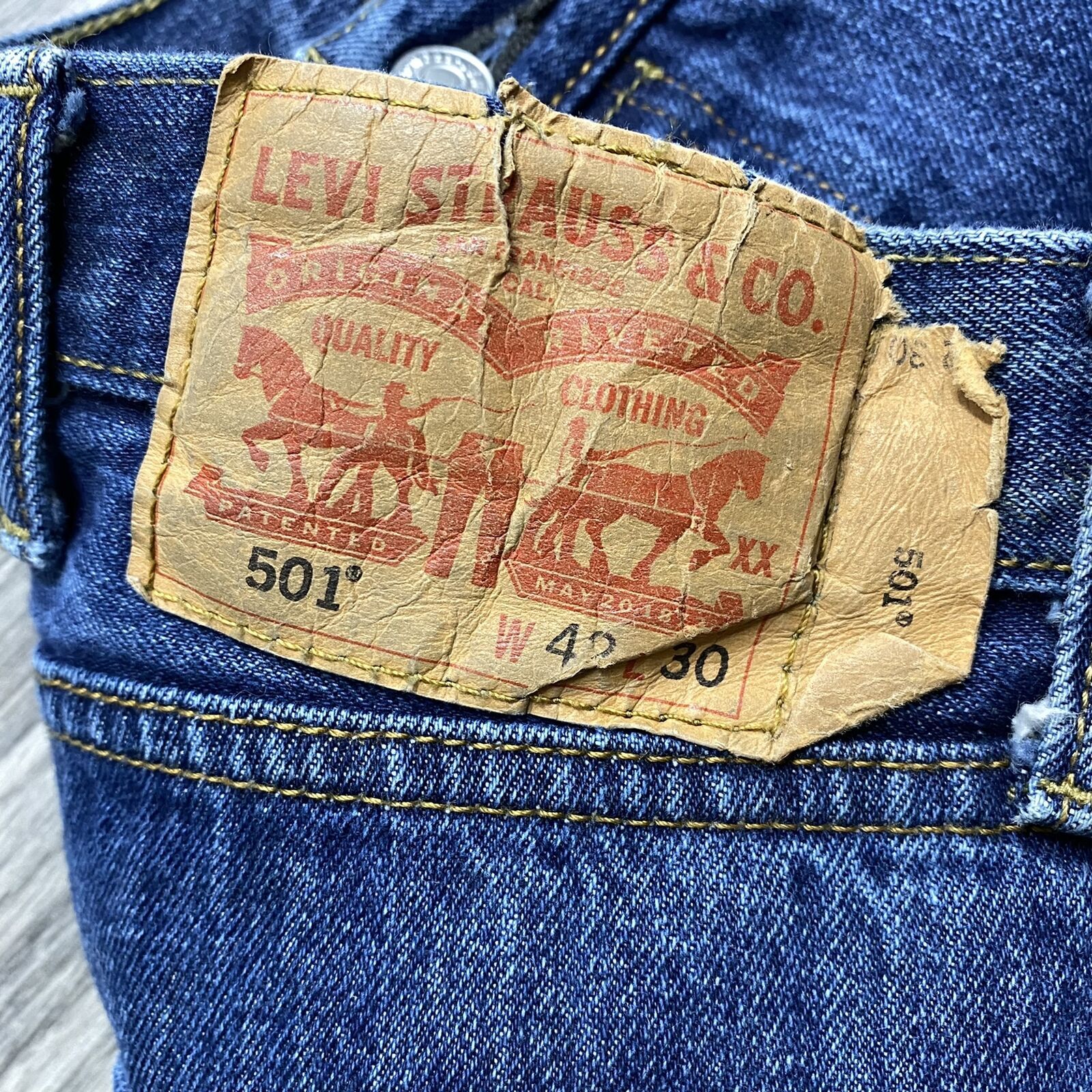 LEVI’S 501 Straight Leg Dark Wash Blue Denim Jeans Men’s Size W42 L30
