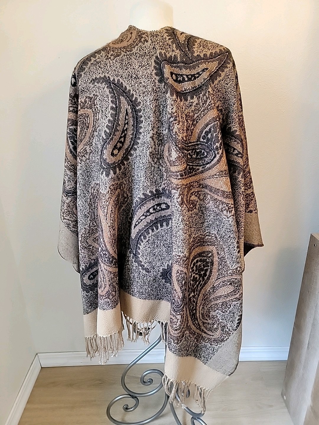 East 5th Avenue Wrap Shawl Sweater One Size Beige Paisley Fringe Boho New