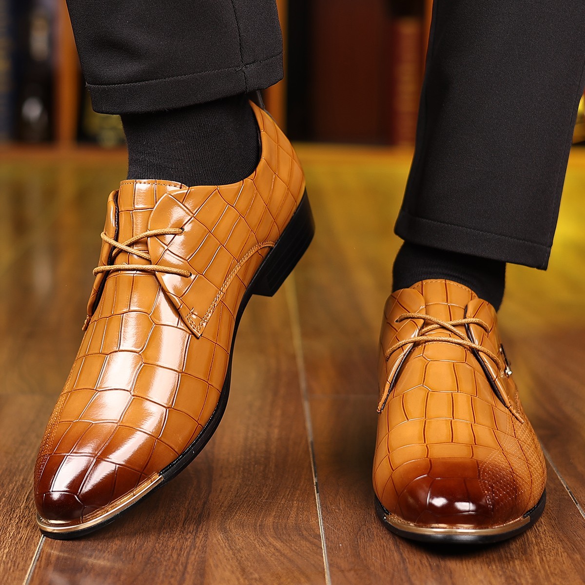Men’s formal shoes, checkered lace up Oxford shoes, worn for formal occasions