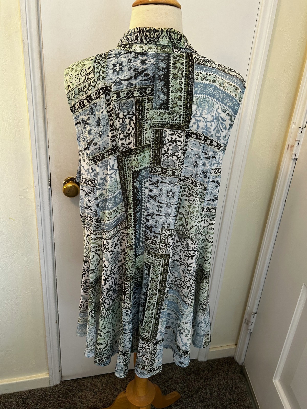 AVENUE TOP-SIZE 18/20-SLEEVELESS-BUTTON FRONT-GREEN PRINT