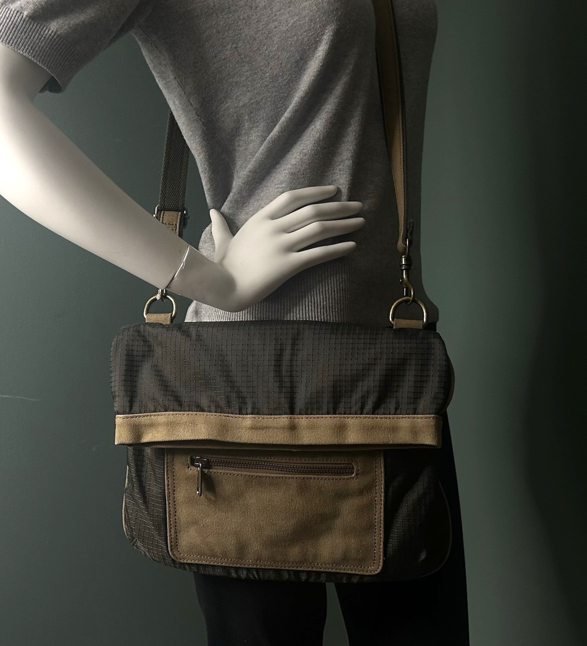 Sporty EDDIE BAUER Brown Canvas/Nylon Crossbody Foldover Bag