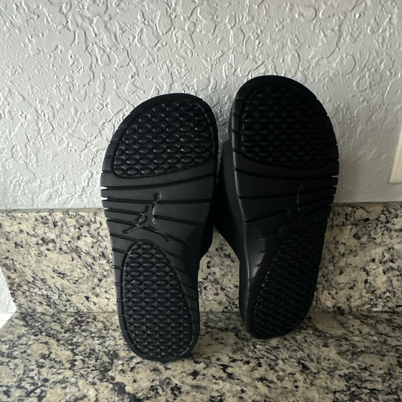 Jordan Hydro V Retro Men’s Cushioned Slide Sandals Black/Red Jumpman US 9