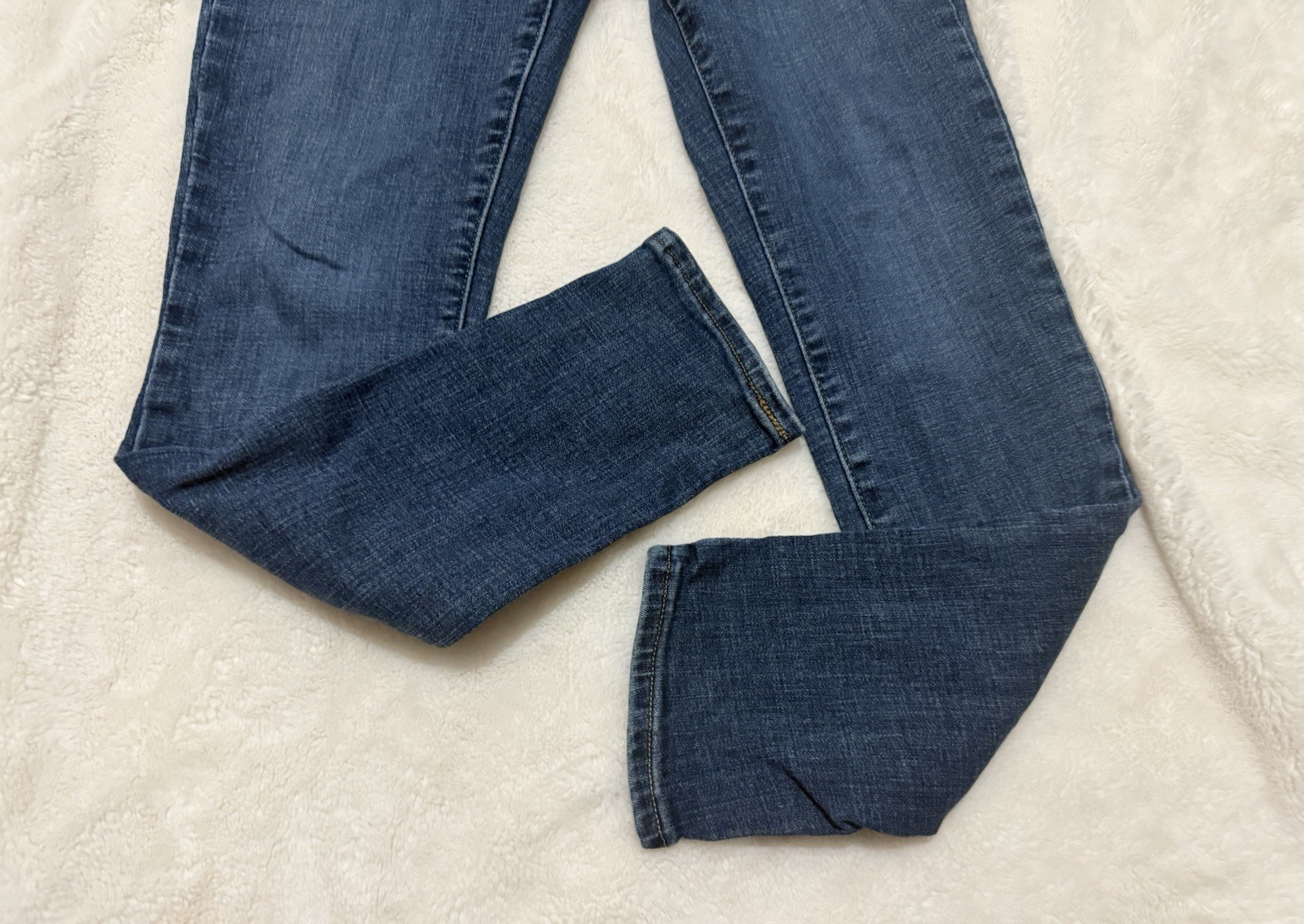 Levi’s Women’s Blue Medium Wash Mid Rise Skinny 5-Pocket Denim Jeans 27