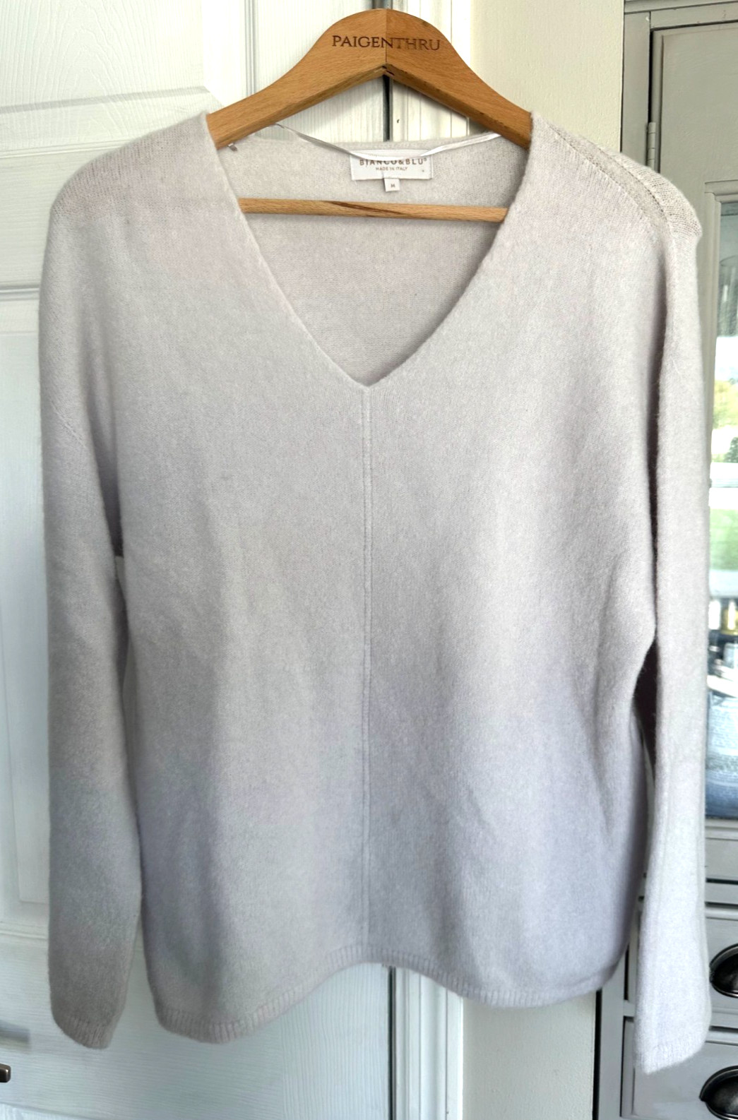 Bianco & Blu Women’s Medium Wool Blend Light Grey V-neck Sweater