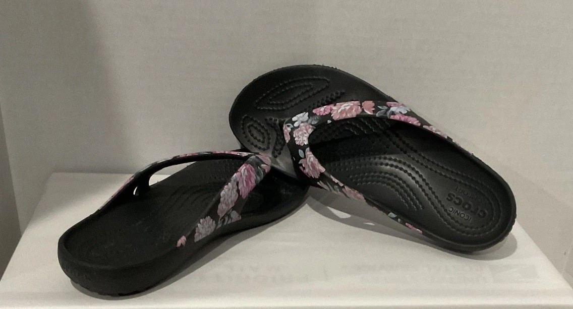 Crocs Kadee II Womens Sz 6 Black Floral Sandals Flats Flip Flops Multicolor