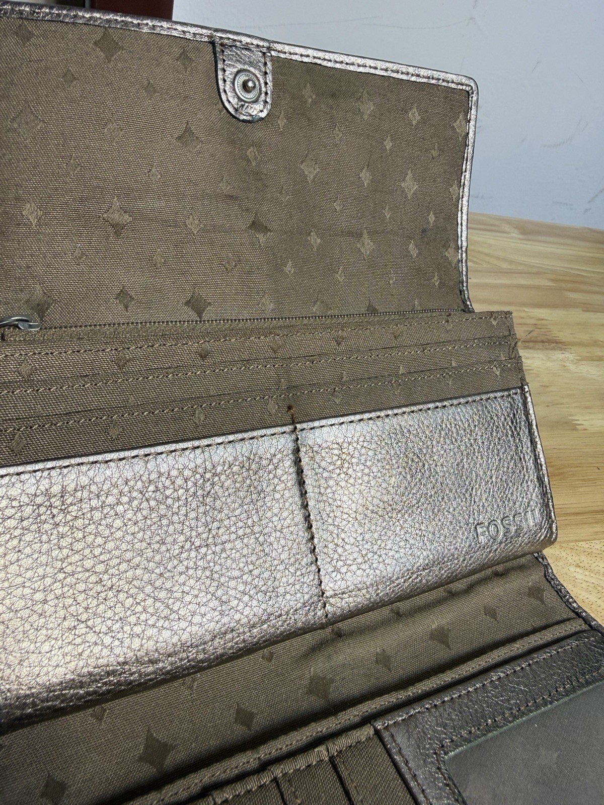 Fossil Shimmer Metallic Gold Leather Trifold Wallet Metal Keyhole Logo Stitching