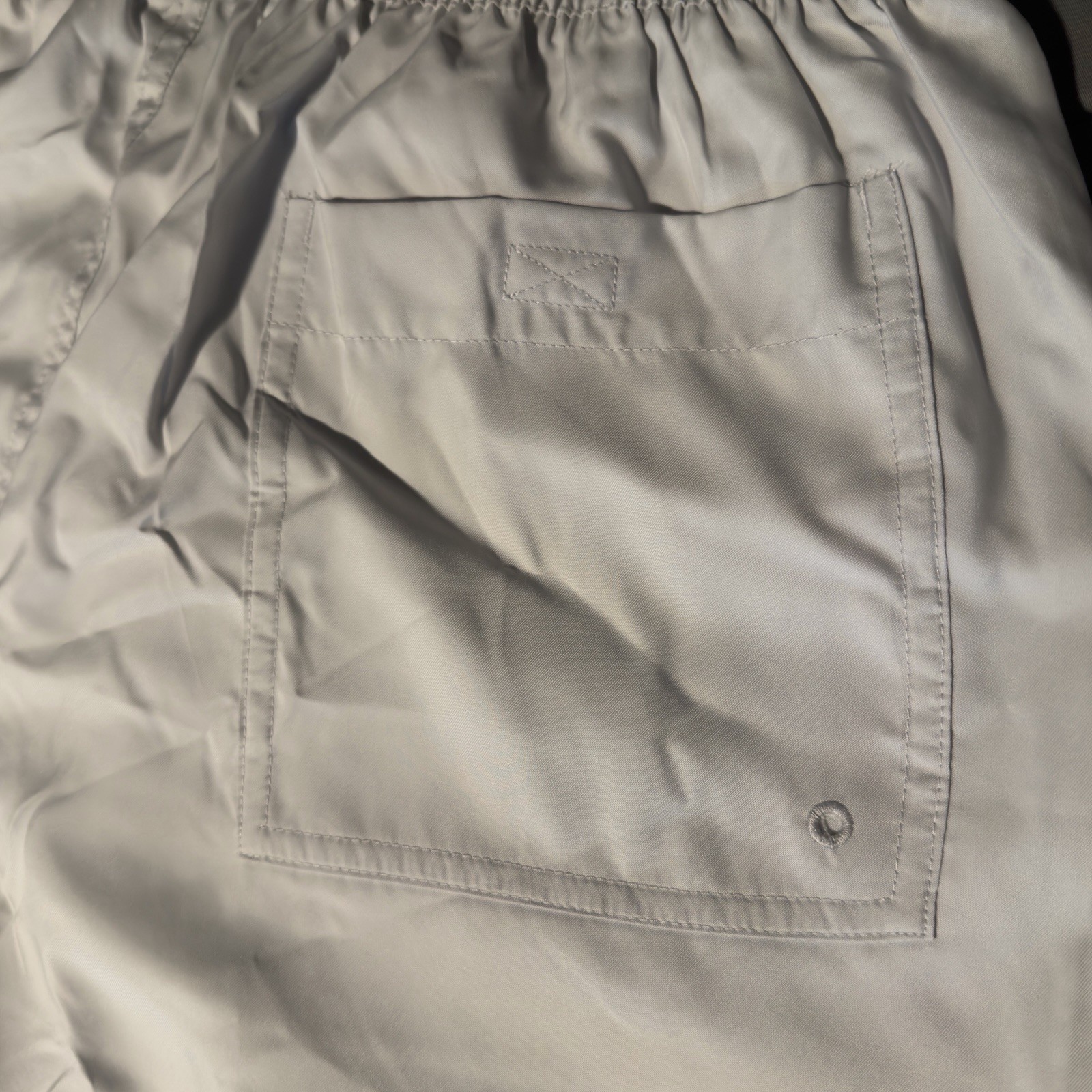 Nike Men’s Club Woven Flow Shorts Athletic Photon Dust White Size Medium New