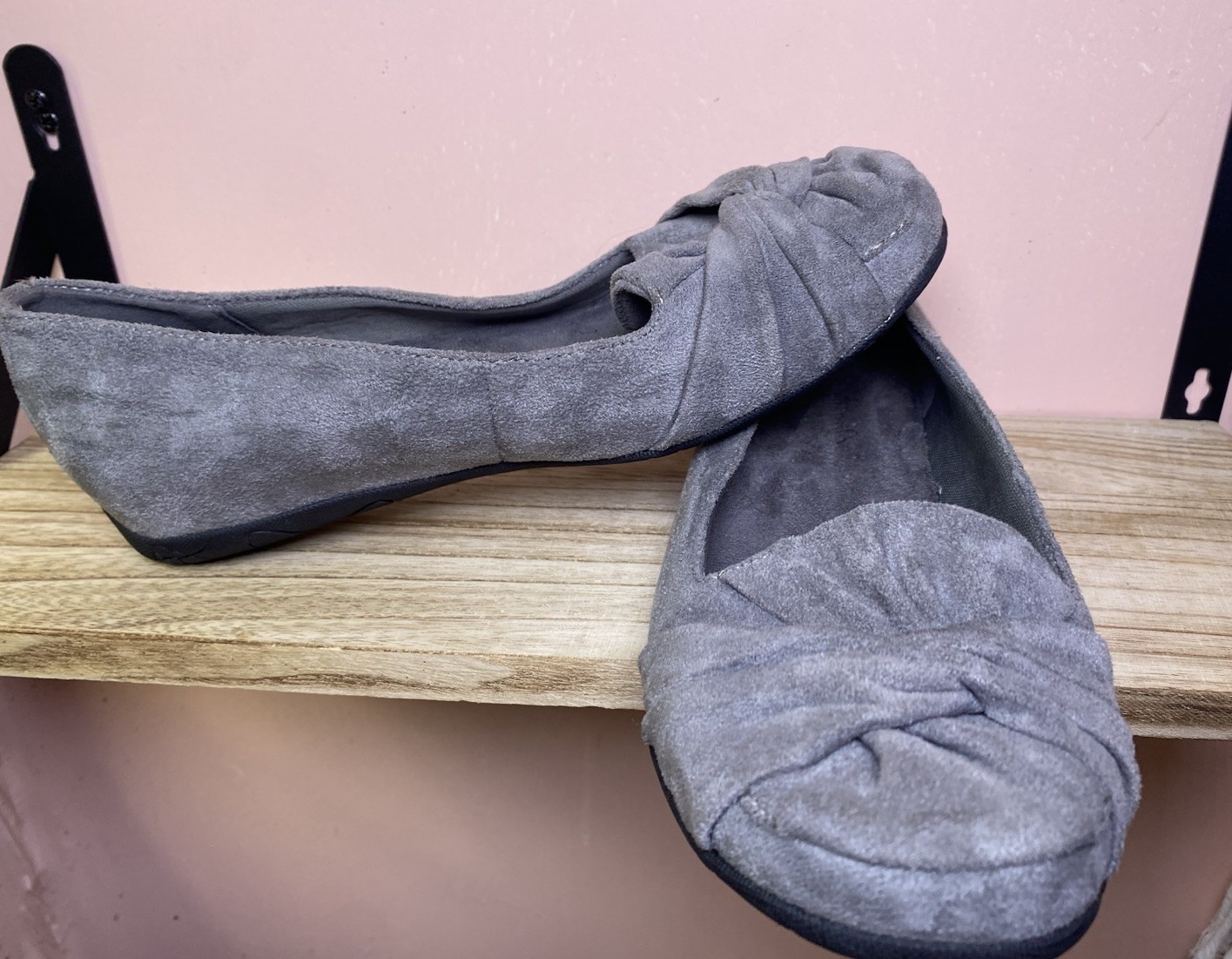 Baretraps Womens Size 7.5 Gray Faux Suede Ballet Flats Bow Slip On Comfort Shoes
