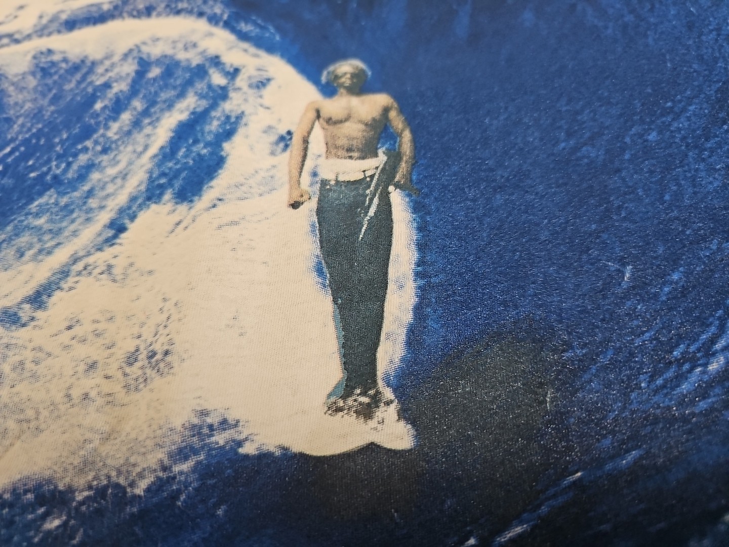 True Love & False Idols Painted Feel Muscular Wave Rider Distressed Tshirt L