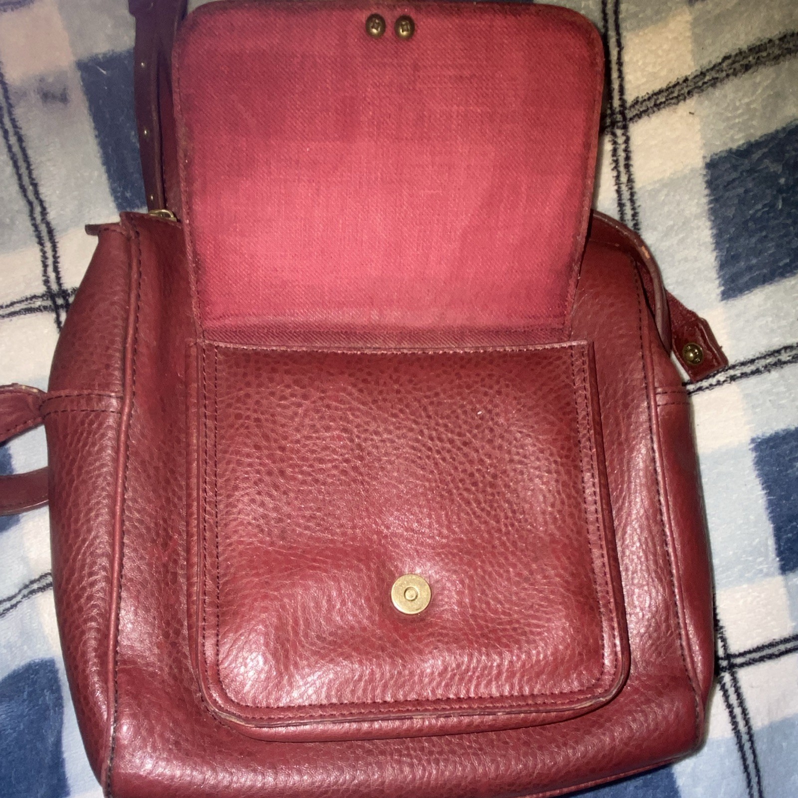 Relic Burgundy Pebbled Small Crossbody Bag Turn Lock Zip Adjustable Strap