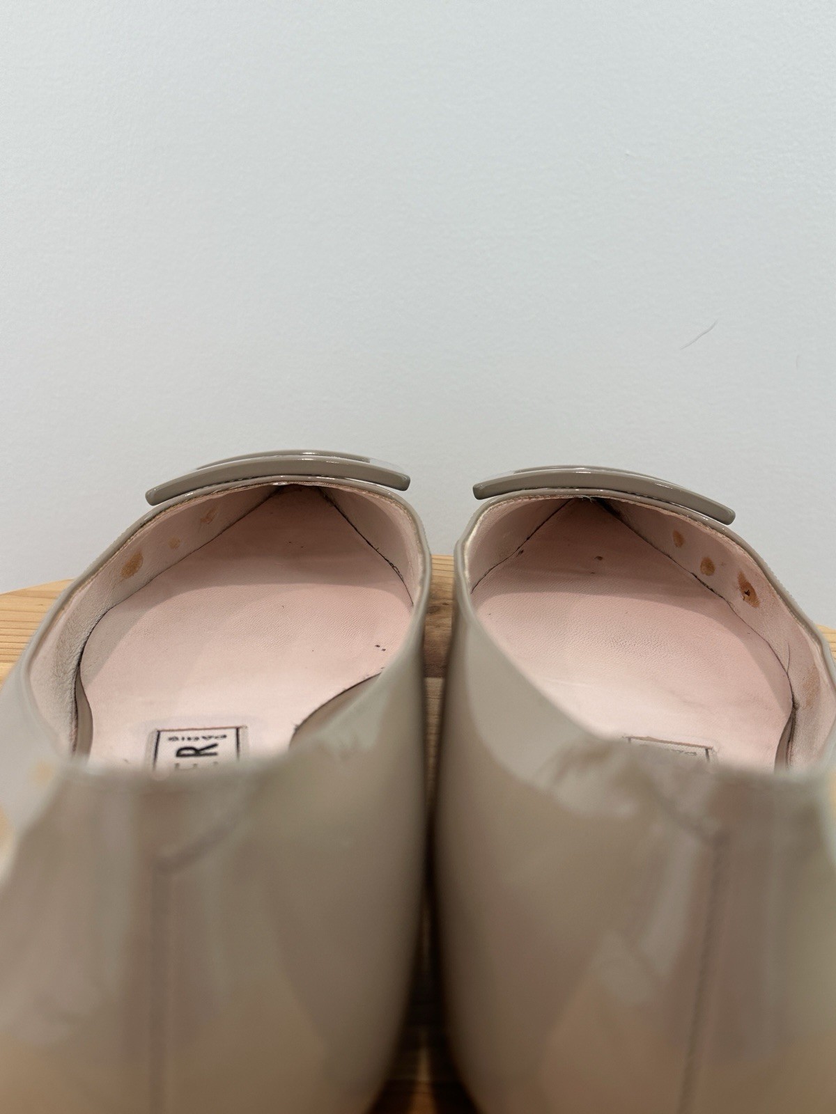 Roger Vivier Gommettine Leather Flats Beige 38 w/ Box, Dust Bag