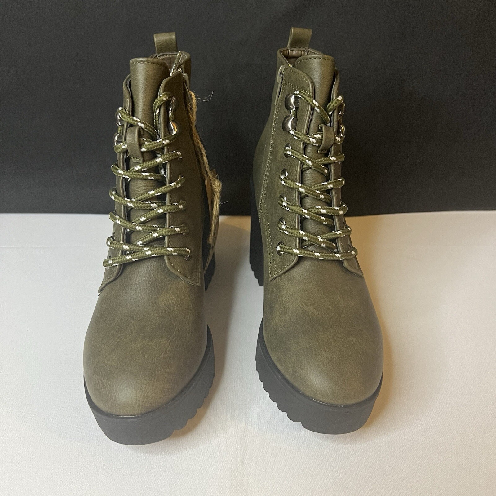 NWB Seven7 Flatiron Ankle Boots Olive Lug Sole Man-Made Materials 3.5″ Heel 8
