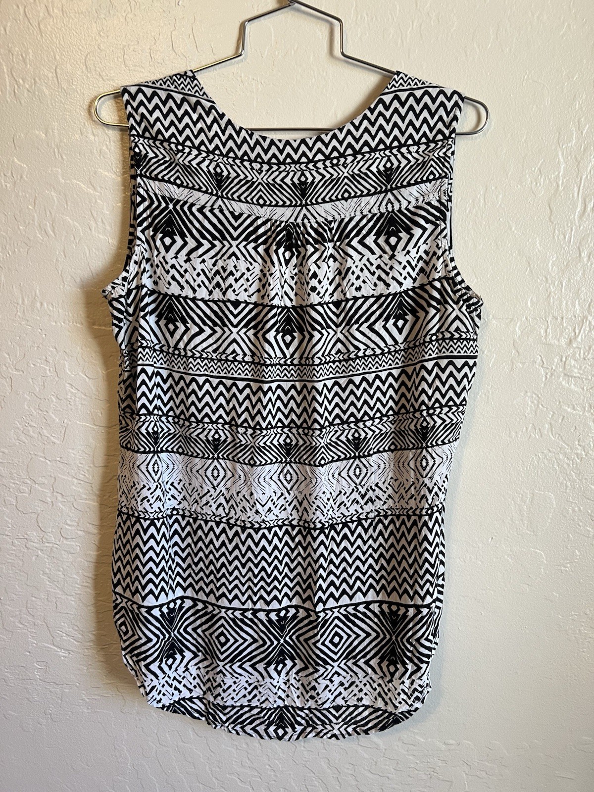 Brina & Em Rayon sleeveless blouse for women. Black and white size large