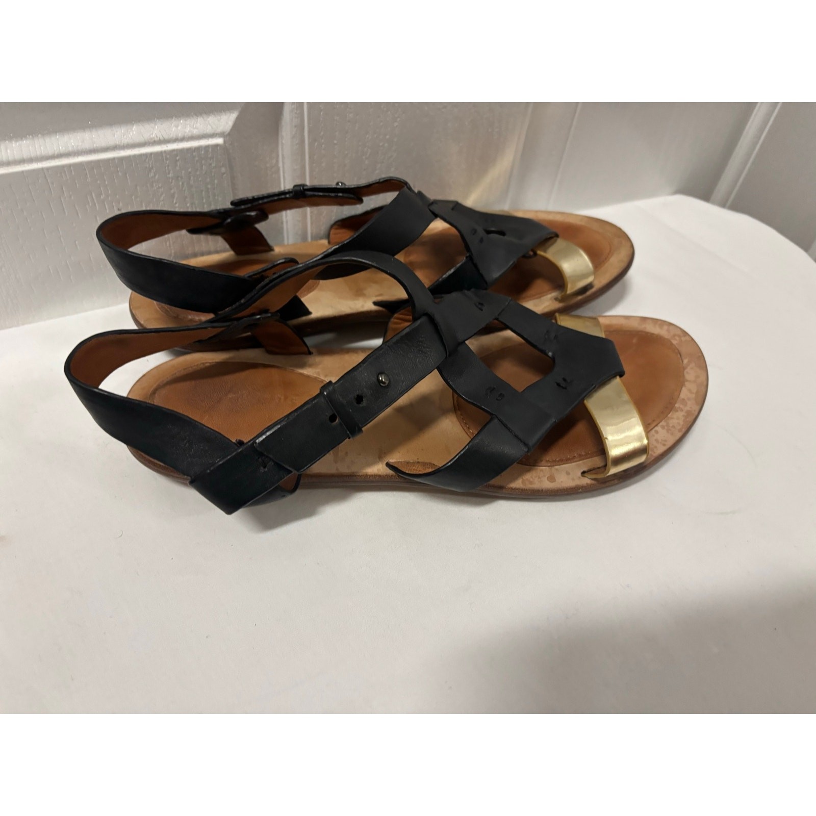 Gentle Souls Black Leather Gladiator Sandals Gold Toe Strap Size 10M
